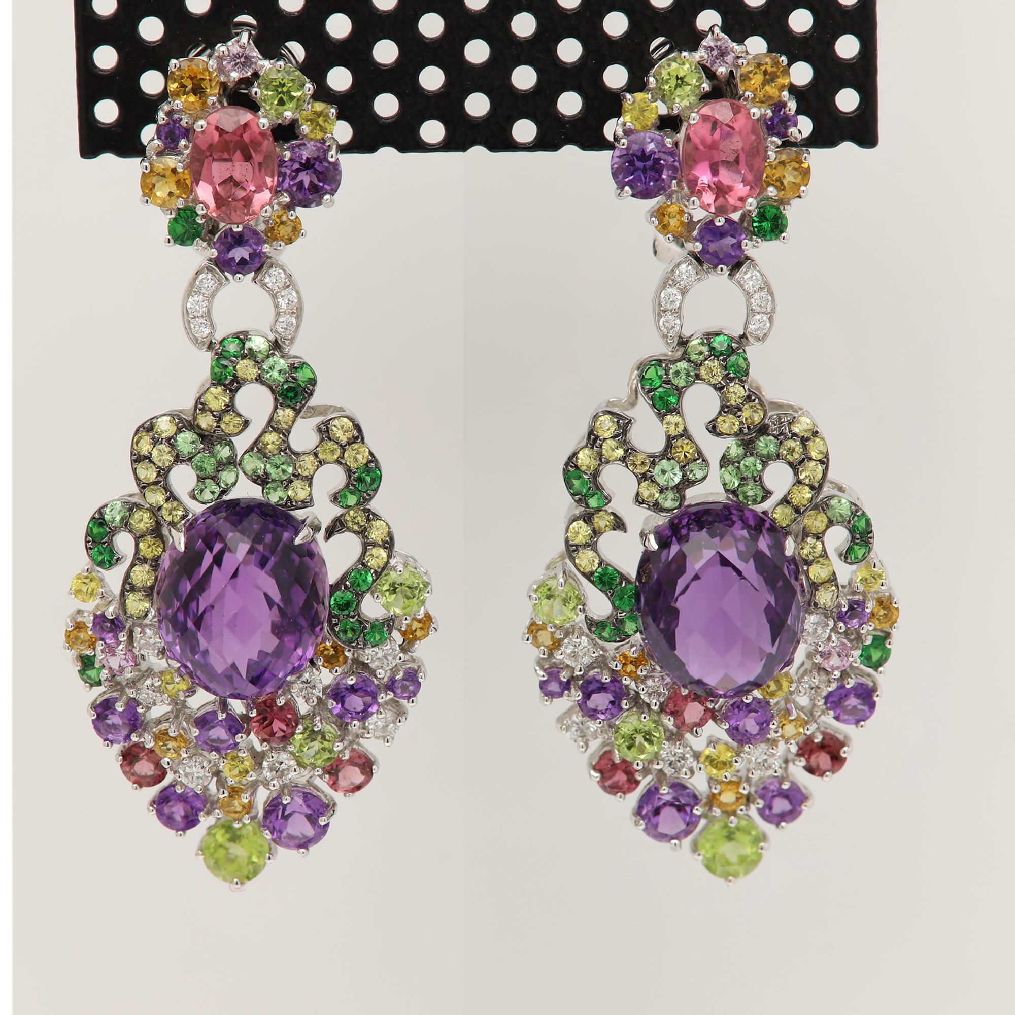Vintage Brilliant Dangle Earrings
18k White Gold
All Natural Stones
Earring size: approx 50mm long (or 2' inch)
Center Large Amethyst approx size 12 x10 mm (13.0 carat)
Lock: omega backs
Weight - Total approx 21 grams (10.50 grams each)
A true red