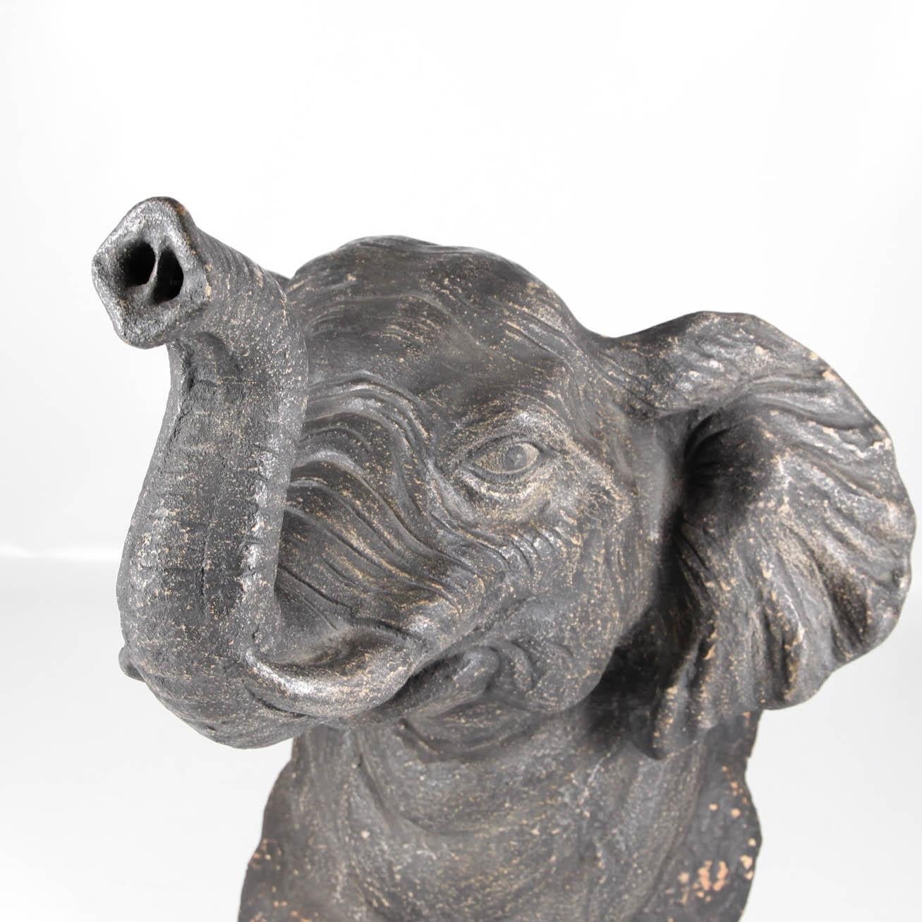 Français Grande sculpture vintage d'lphant en terre cuite en vente