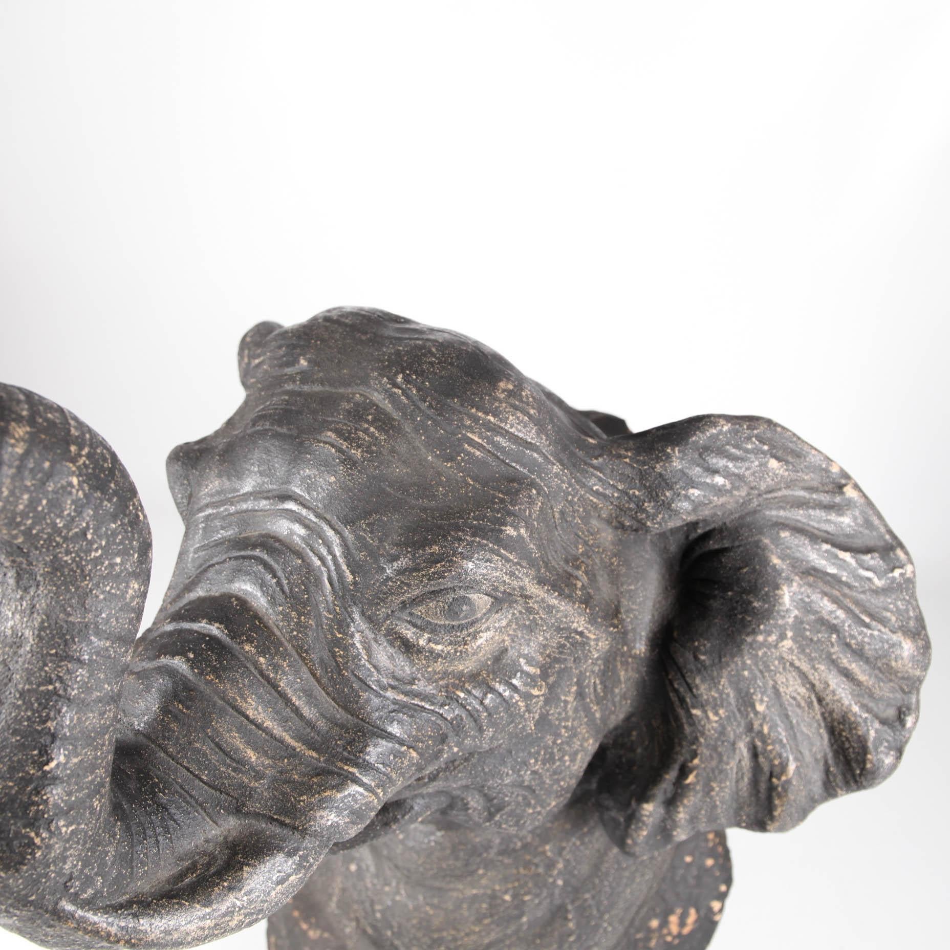 20ième siècle Grande sculpture vintage d'lphant en terre cuite en vente