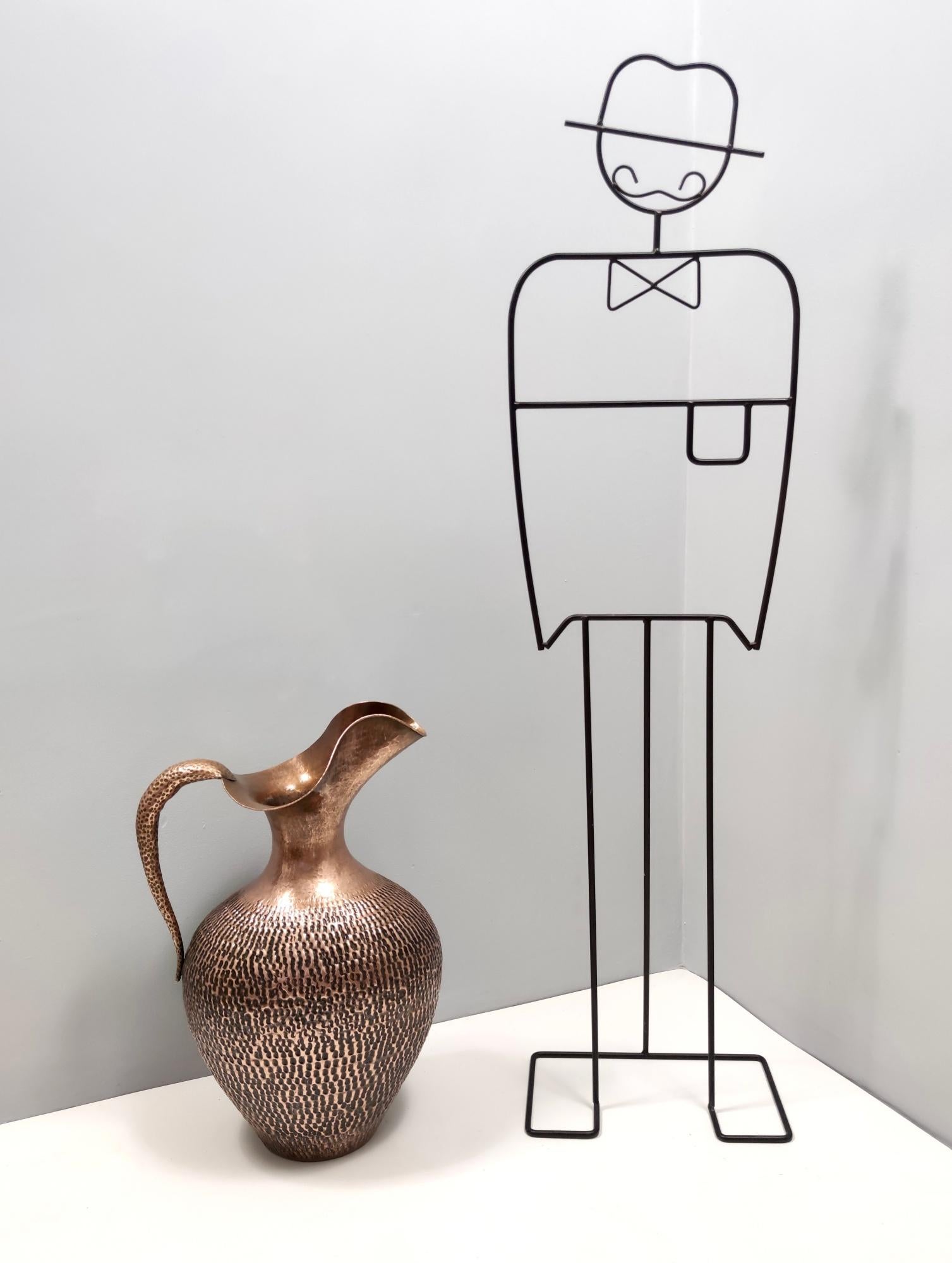 Hergestellt in Italien, 1950er Jahre.
Diese Krugvase, die auch als Schirmständer verwendet werden kann, ist aus geprägtem Kupfer gefertigt. 
Sein minimalistisches und klassisches, aber dennoch modernes Design verkörpert perfekt den Zeitgeist. 
Da es