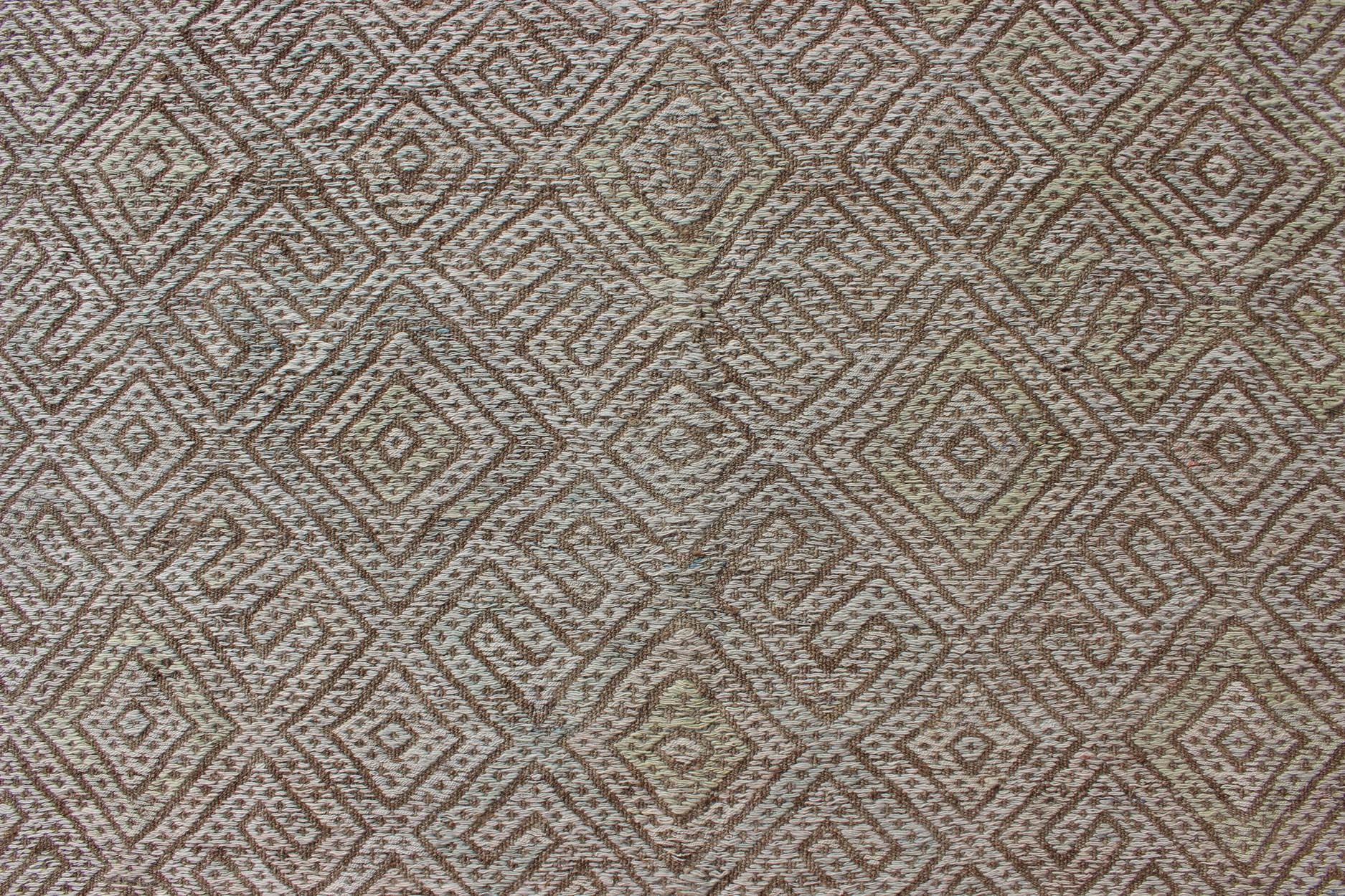 Großes besticktes Flachgewebe in Elfenbein und Braun mit geometrischem Design im Vintage-Stil (Wolle) im Angebot