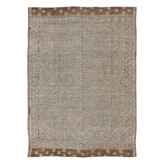 Großes besticktes Flachgewebe in Elfenbein und Braun mit geometrischem Design im Vintage-Stil
