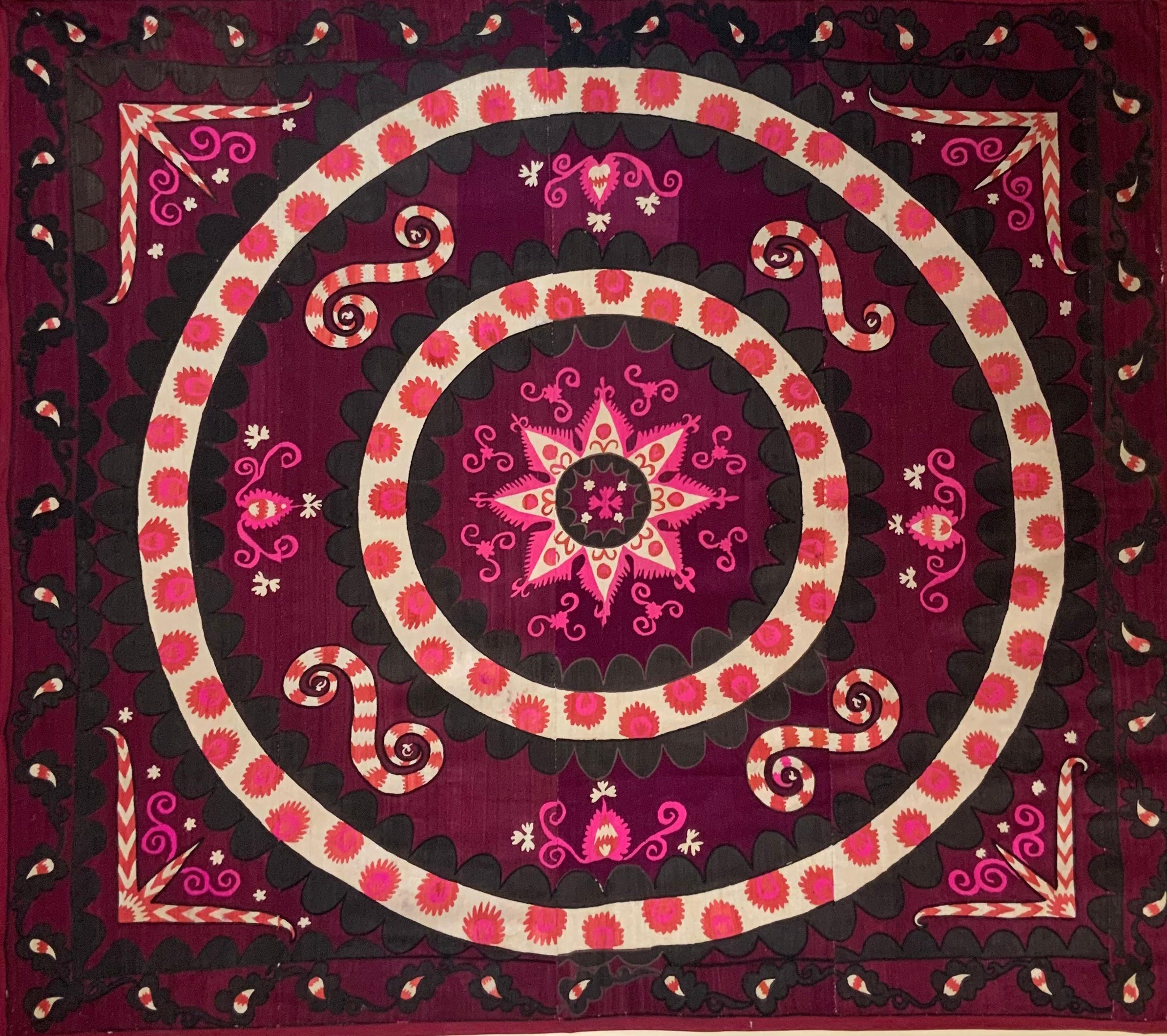 Wunderschönes, handgesticktes Suzani-Textil aus Seide mit Blumen- und Rankenmotiven und Lebenskreisring. Dieser Suzani ist etwas ganz Besonderes, denn er ist vollflächig bestickt, es gibt keine leeren Stellen, die die Zeit und Mühe der Künstlerin