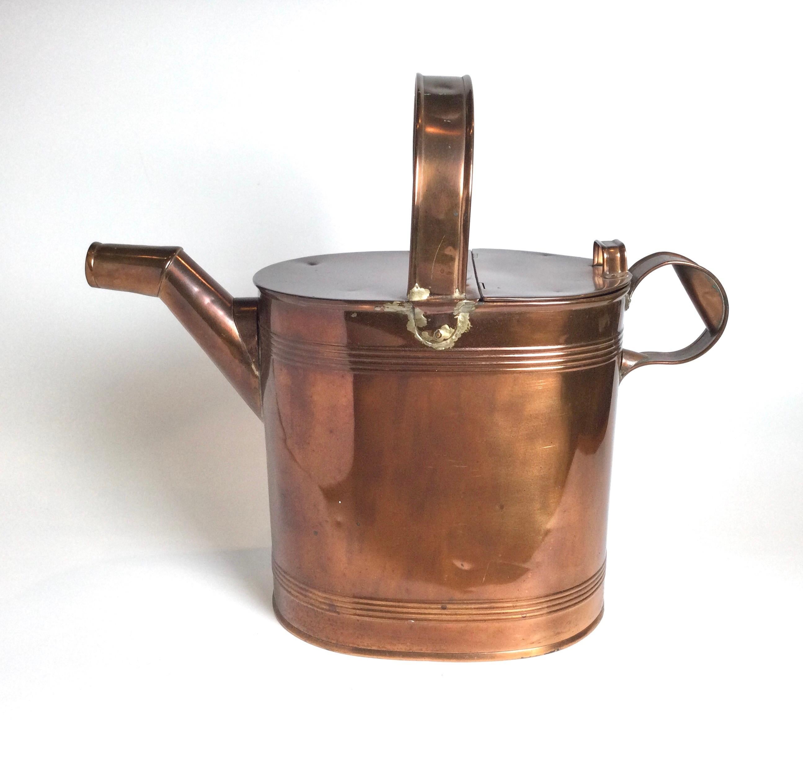Large Vintage English Copper Watering Can In Good Condition In Lambertville, NJ