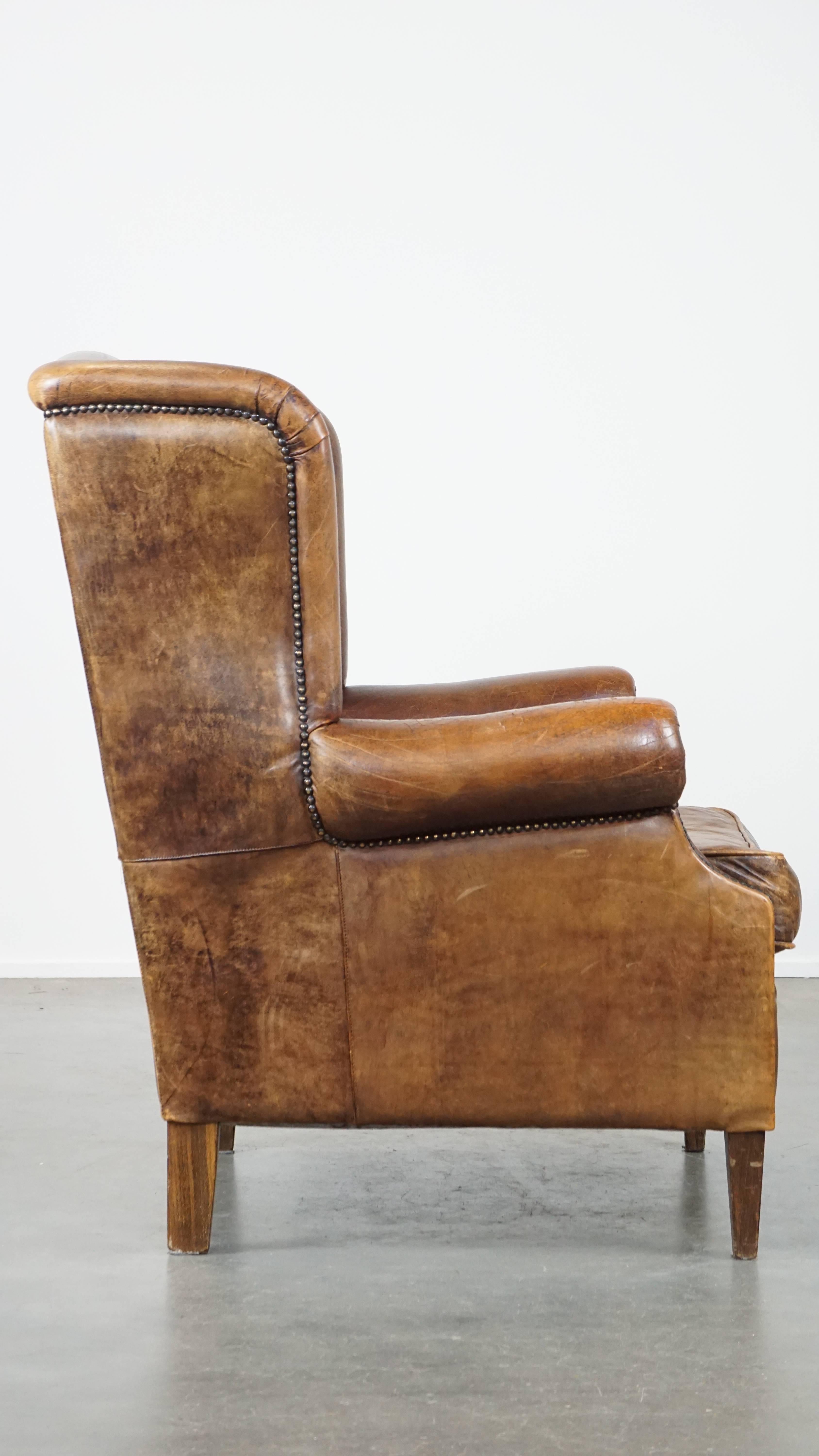 Large Vintage English-Style Sheepskin Leather Wingback Armchair In Good Condition For Sale In Harderwijk, NL