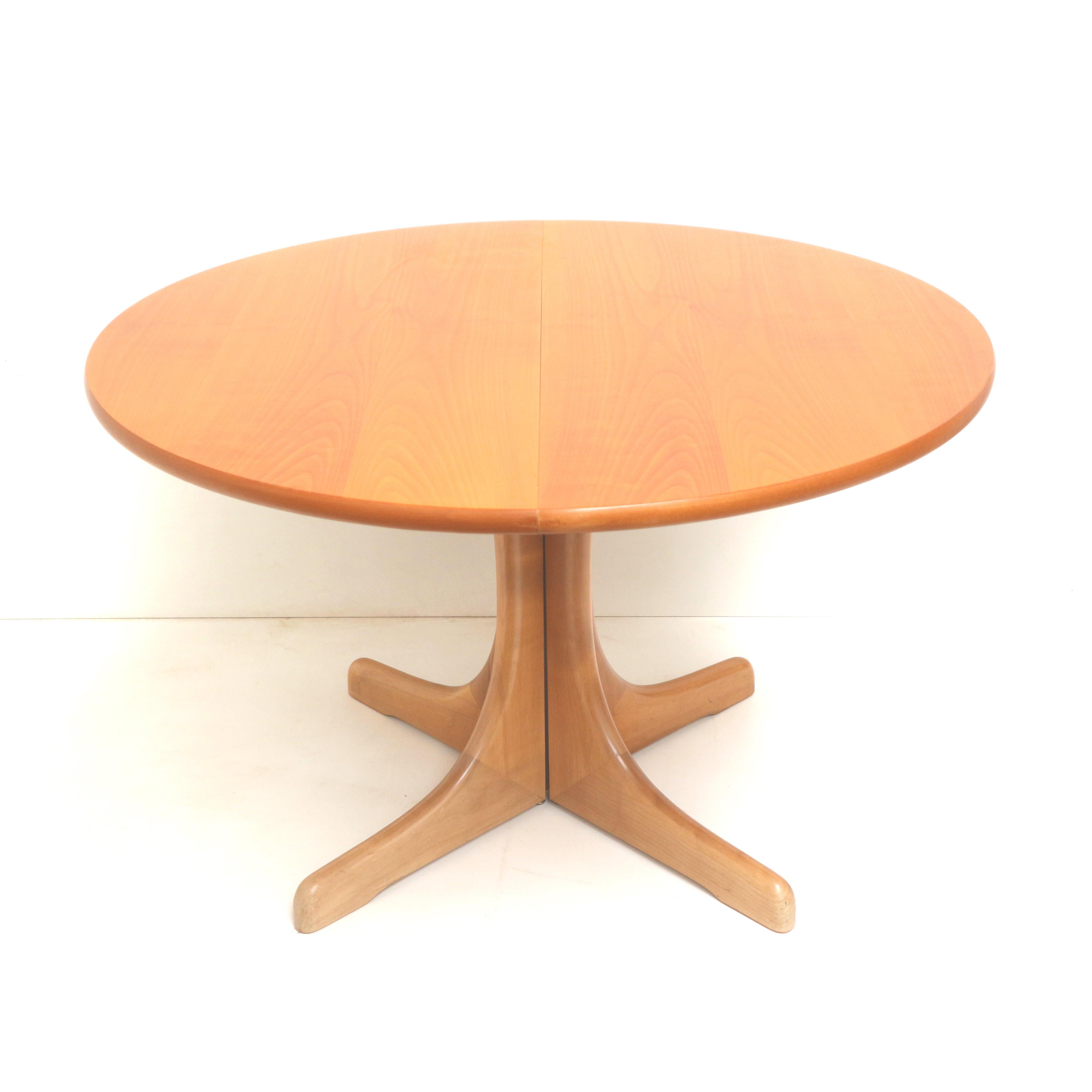 Large vintage extendable dining table from the 70s.

Dimensions:
Length (extended): 177.2 cm
Length (not extended): 117.5 cm
Depth: 117.5 cm
Height: 72.8 cm

The table has minor signs of use consistent with its age.