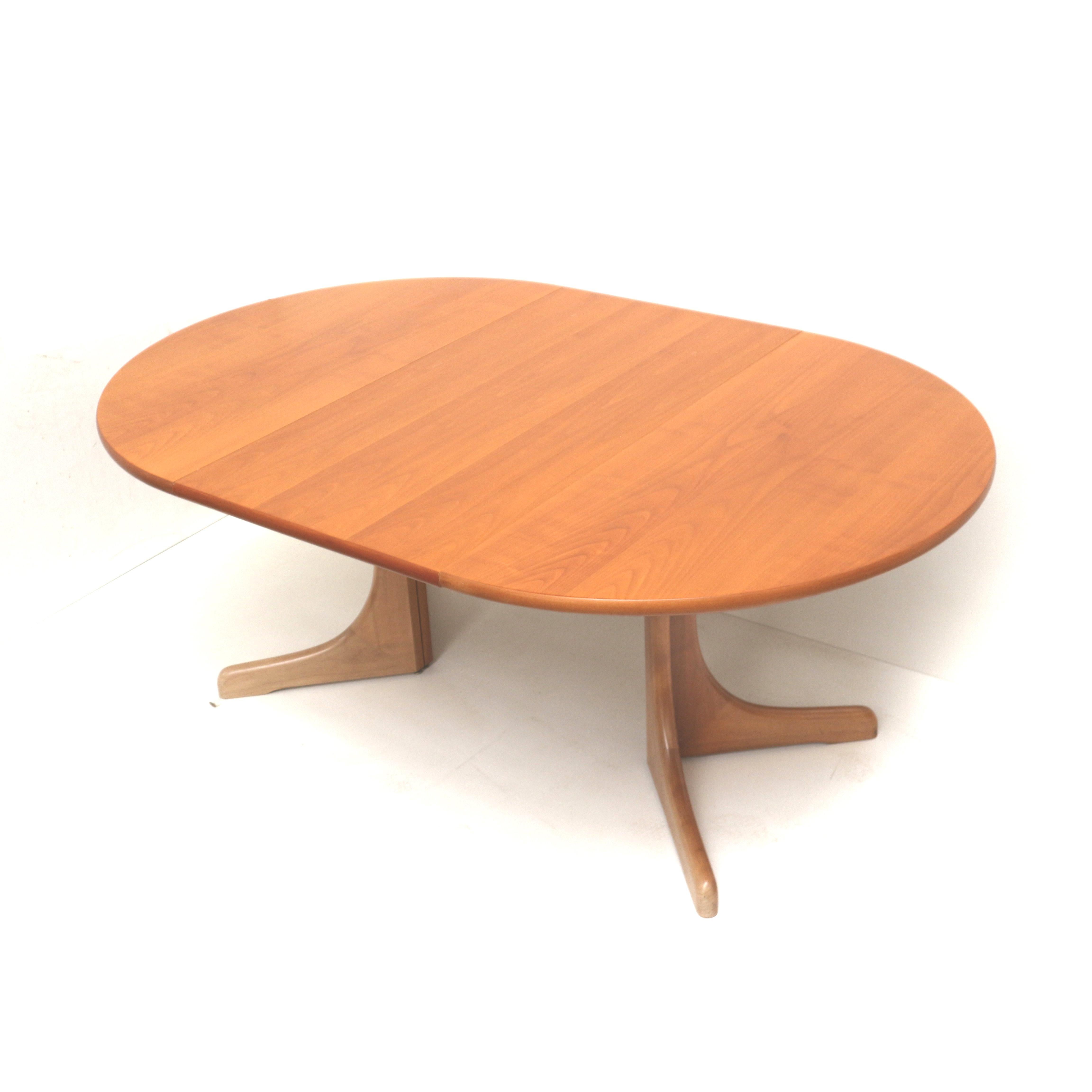 Late 20th Century Large vintage extendable dining table from the 70s For Sale