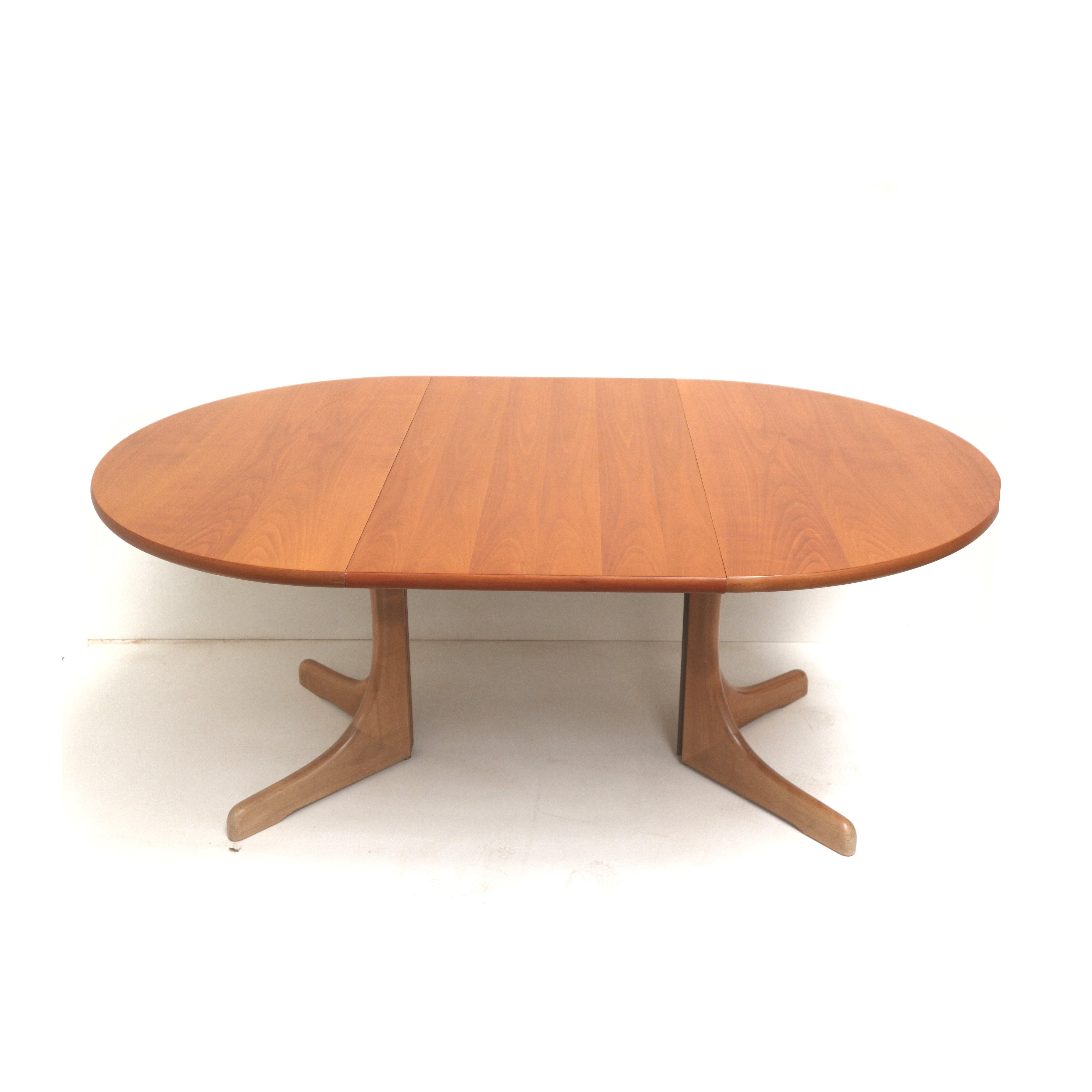 Wood Large vintage extendable dining table from the 70s For Sale