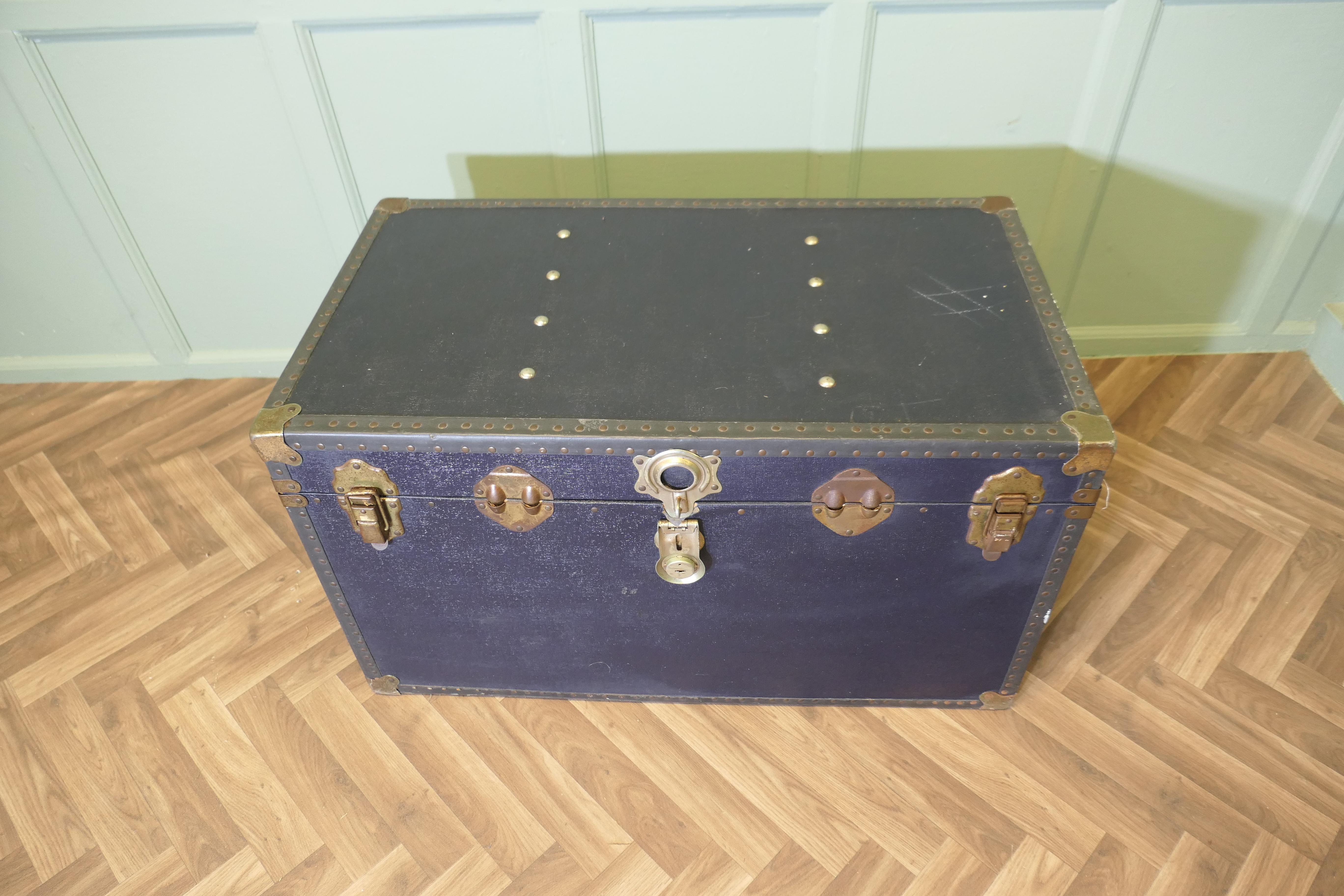 Große Vintage Faux Leder beschlagene Reisetasche

Eine sehr nützliche starke und dekorative Reisetruhe, hat es Tragegriffe, an jedem Ende, die Schlösser sind alle vorhanden, aber wir haben nicht einen Schlüssel.
Der Kofferraum ist mit Metallgurten