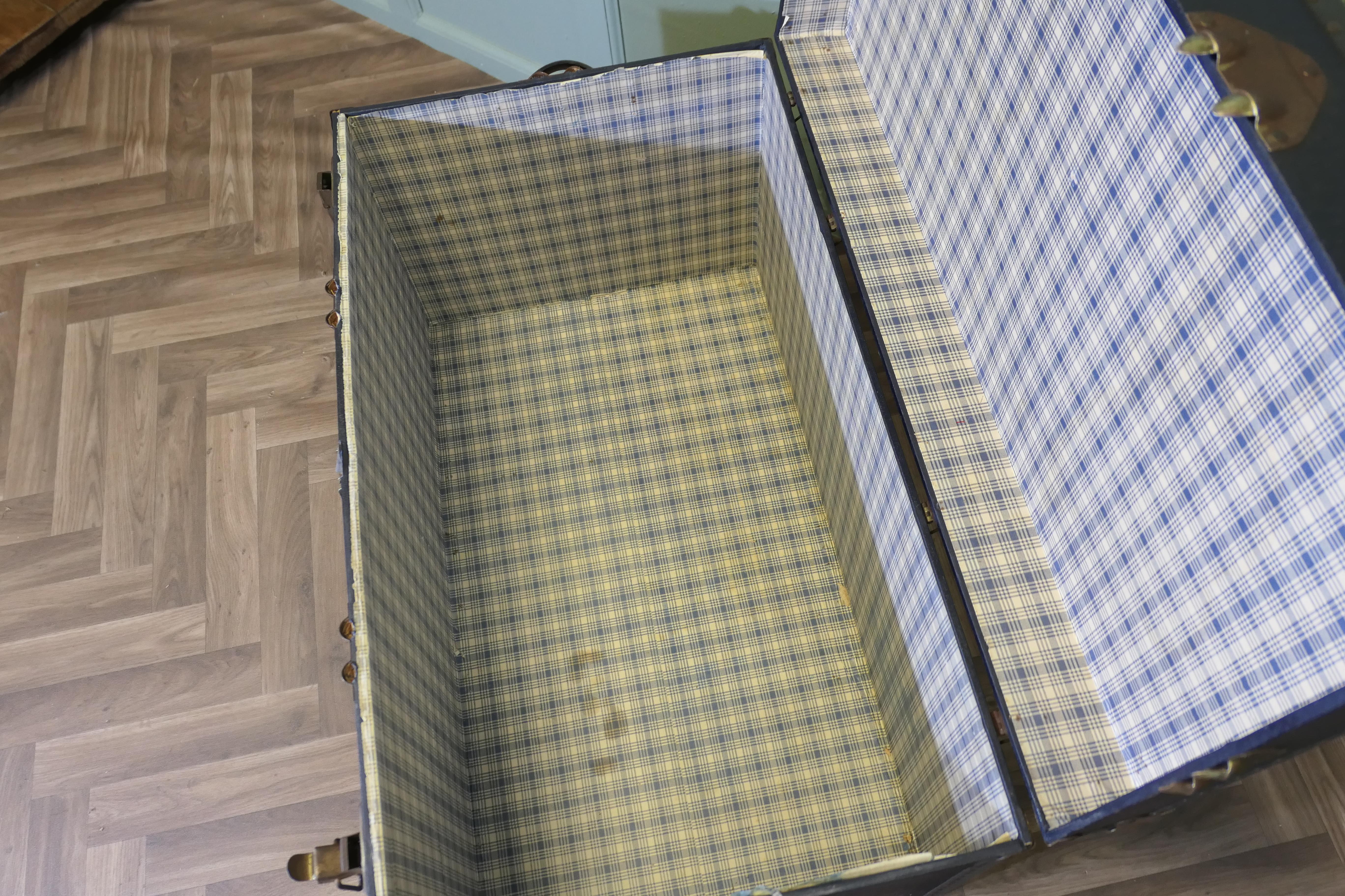 Große Vintage Faux Leder beschlagene Reisetasche (Frühes 20. Jahrhundert) im Angebot