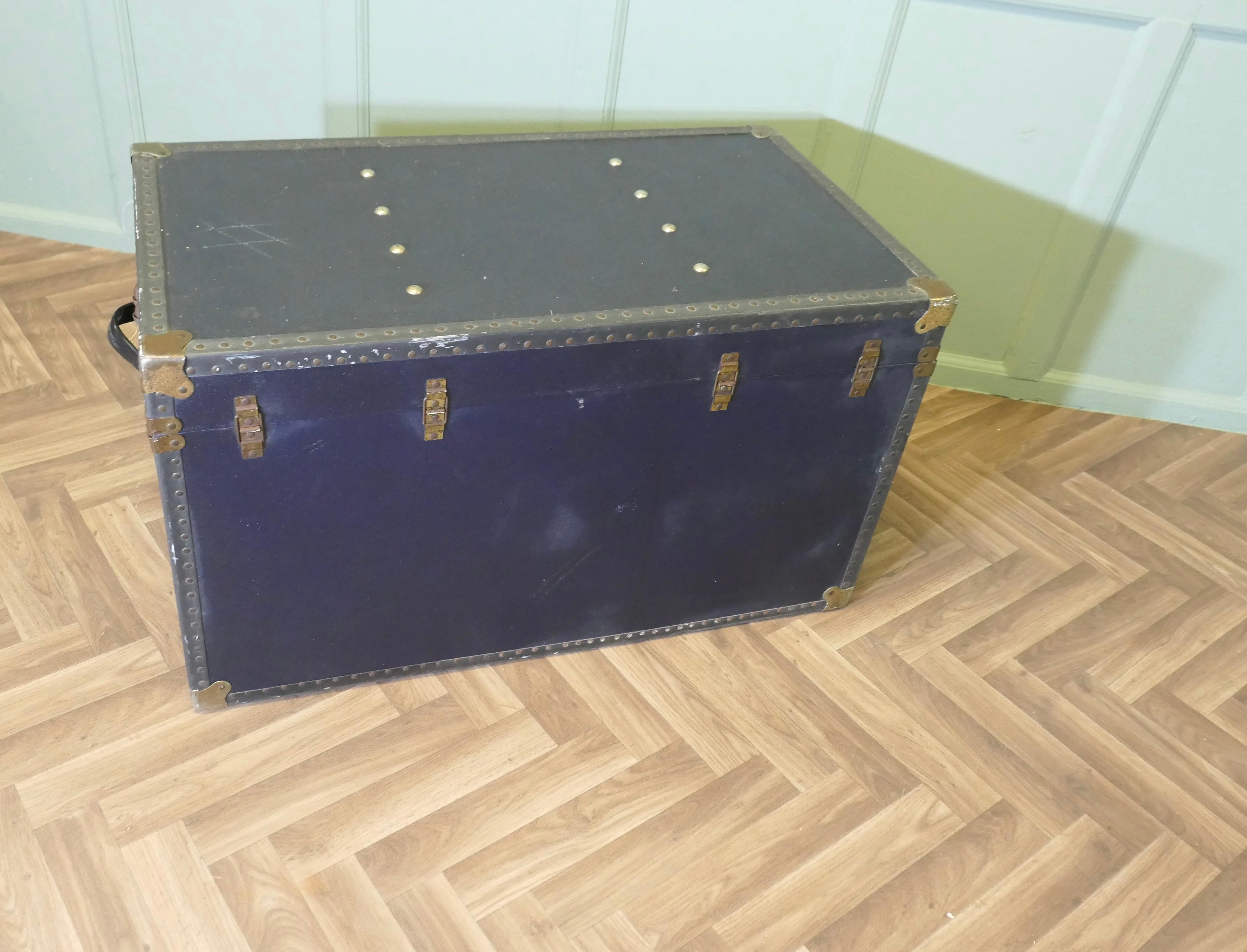 Große Vintage Faux Leder beschlagene Reisetasche im Angebot 1