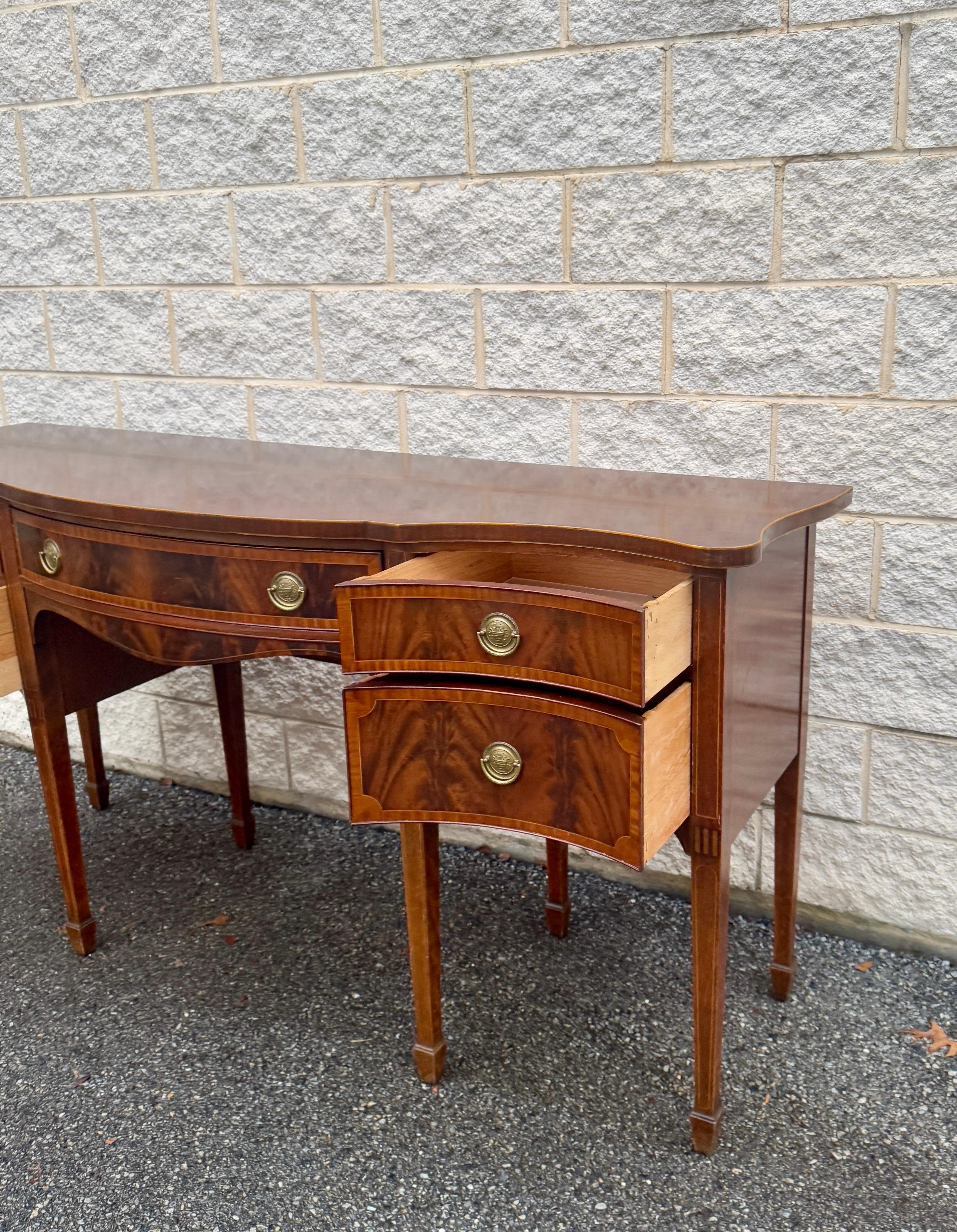 Großes Vintage-Sideboard aus Mahagoni im Federal-Stil im Vintage-Stil mit konisch zulaufenden Beinen im Angebot 6