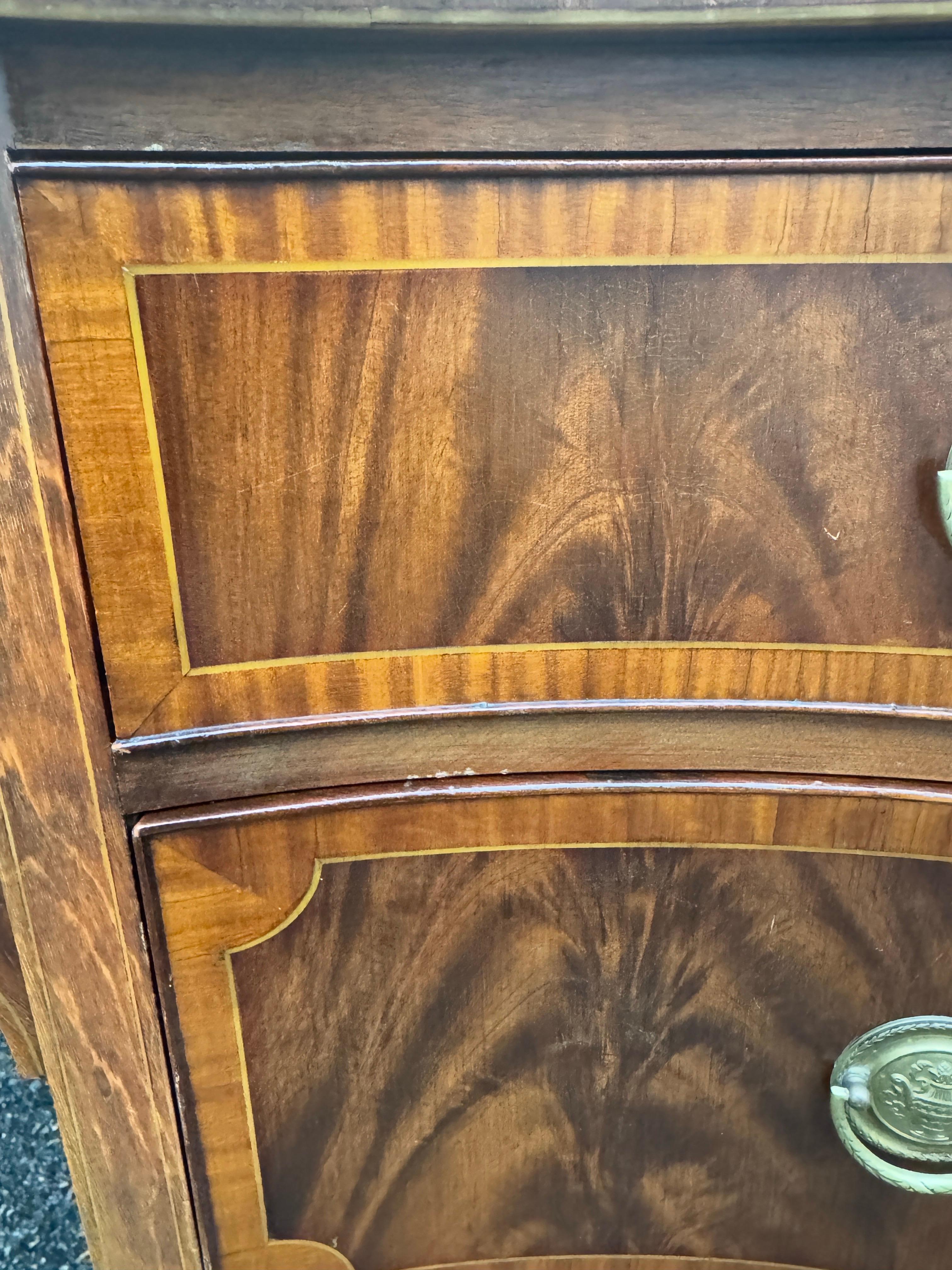 Großes Vintage-Sideboard aus Mahagoni im Federal-Stil im Vintage-Stil mit konisch zulaufenden Beinen im Angebot 7