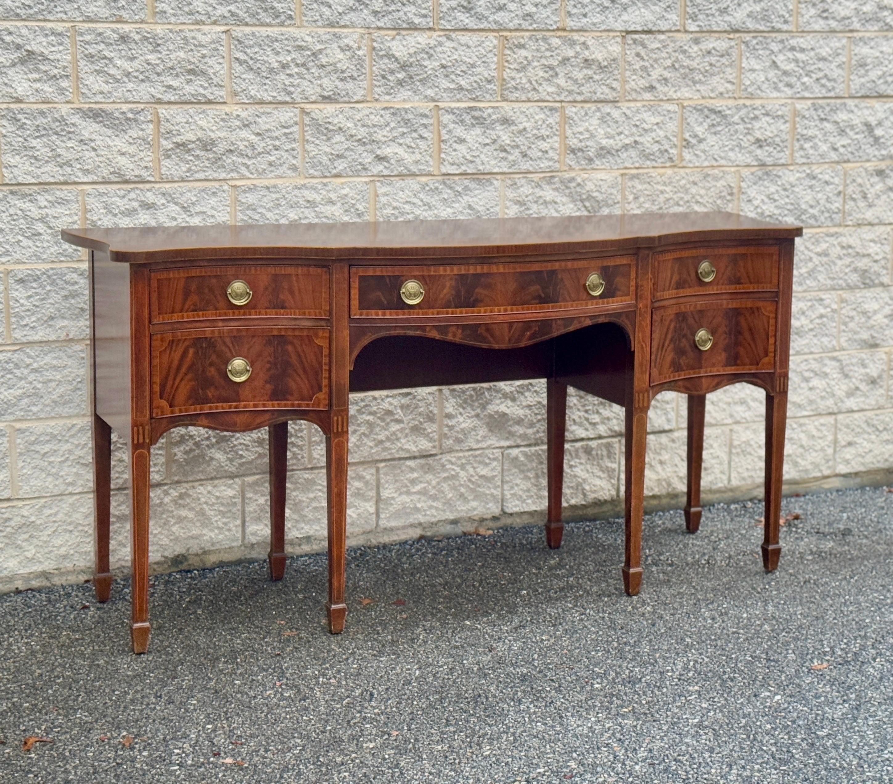Vintage-Mahagoni-Buffet mit Intarsien auf konischen Beinen, originaler Lackierung und wunderschönen Messingdetails, Schwalbenschwanzkonstruktion.
