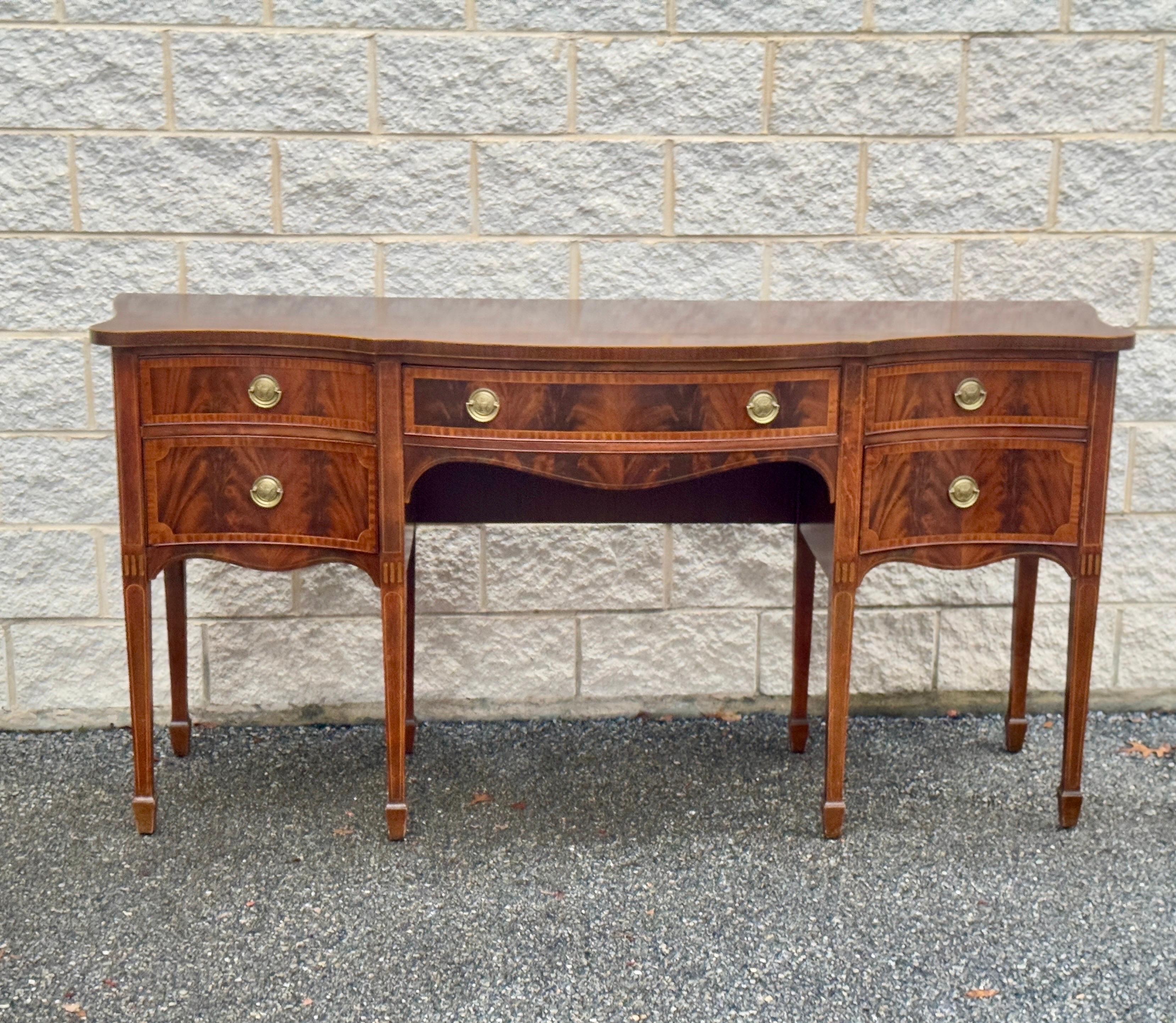Großes Vintage-Sideboard aus Mahagoni im Federal-Stil im Vintage-Stil mit konisch zulaufenden Beinen (amerikanisch) im Angebot