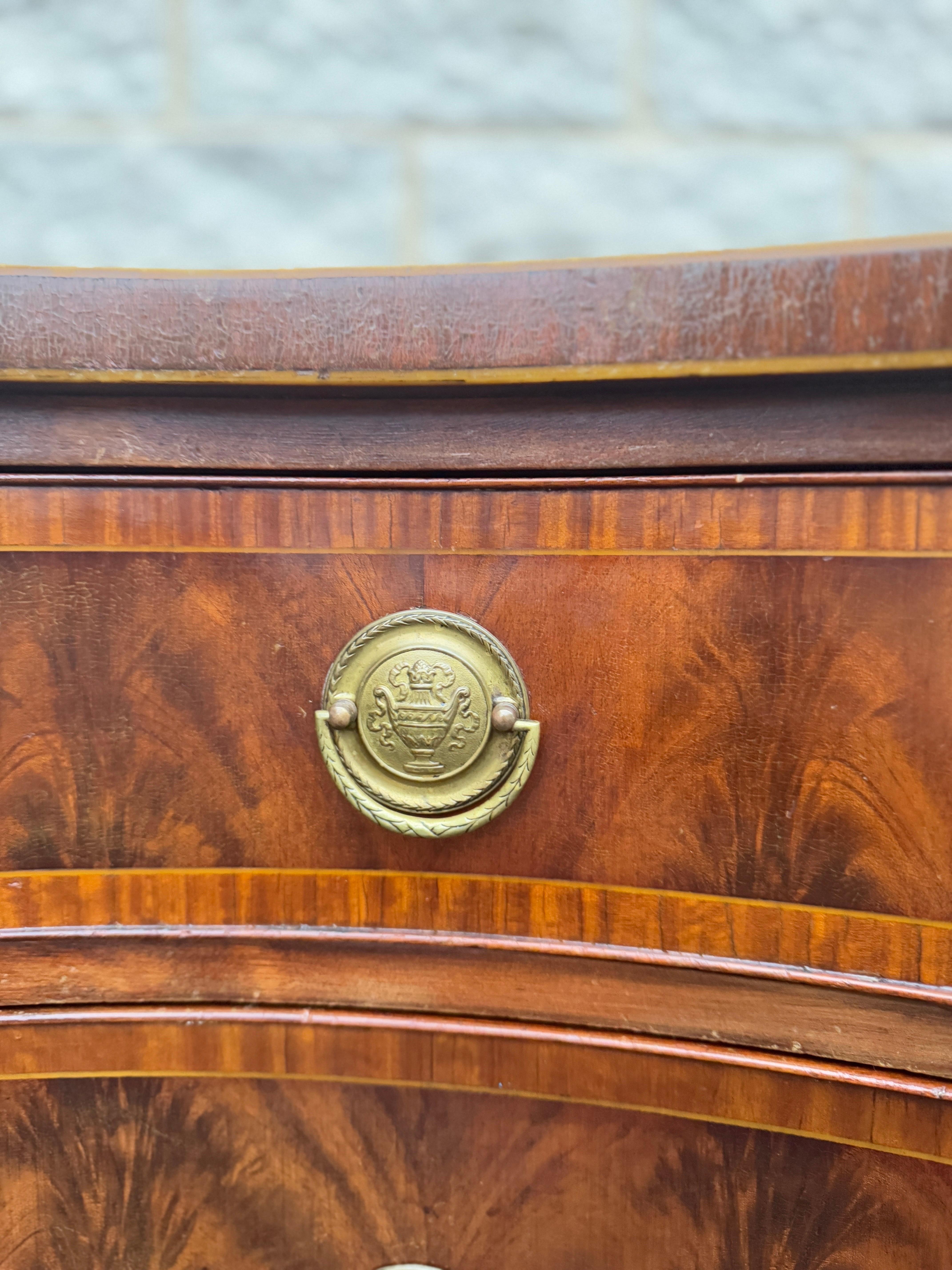 Großes Vintage-Sideboard aus Mahagoni im Federal-Stil im Vintage-Stil mit konisch zulaufenden Beinen im Zustand „Gut“ im Angebot in Elkton, MD