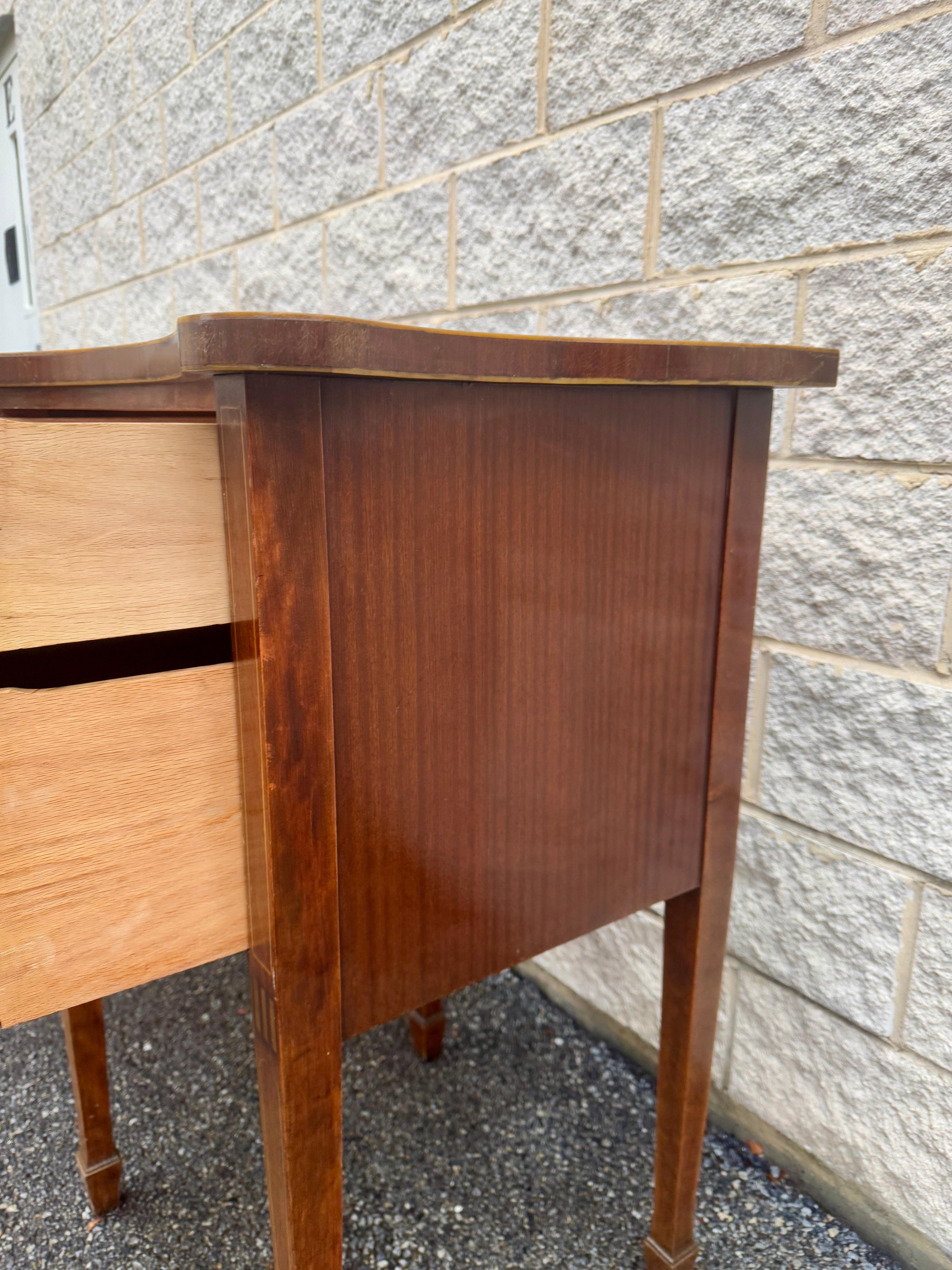 Großes Vintage-Sideboard aus Mahagoni im Federal-Stil im Vintage-Stil mit konisch zulaufenden Beinen (20. Jahrhundert) im Angebot