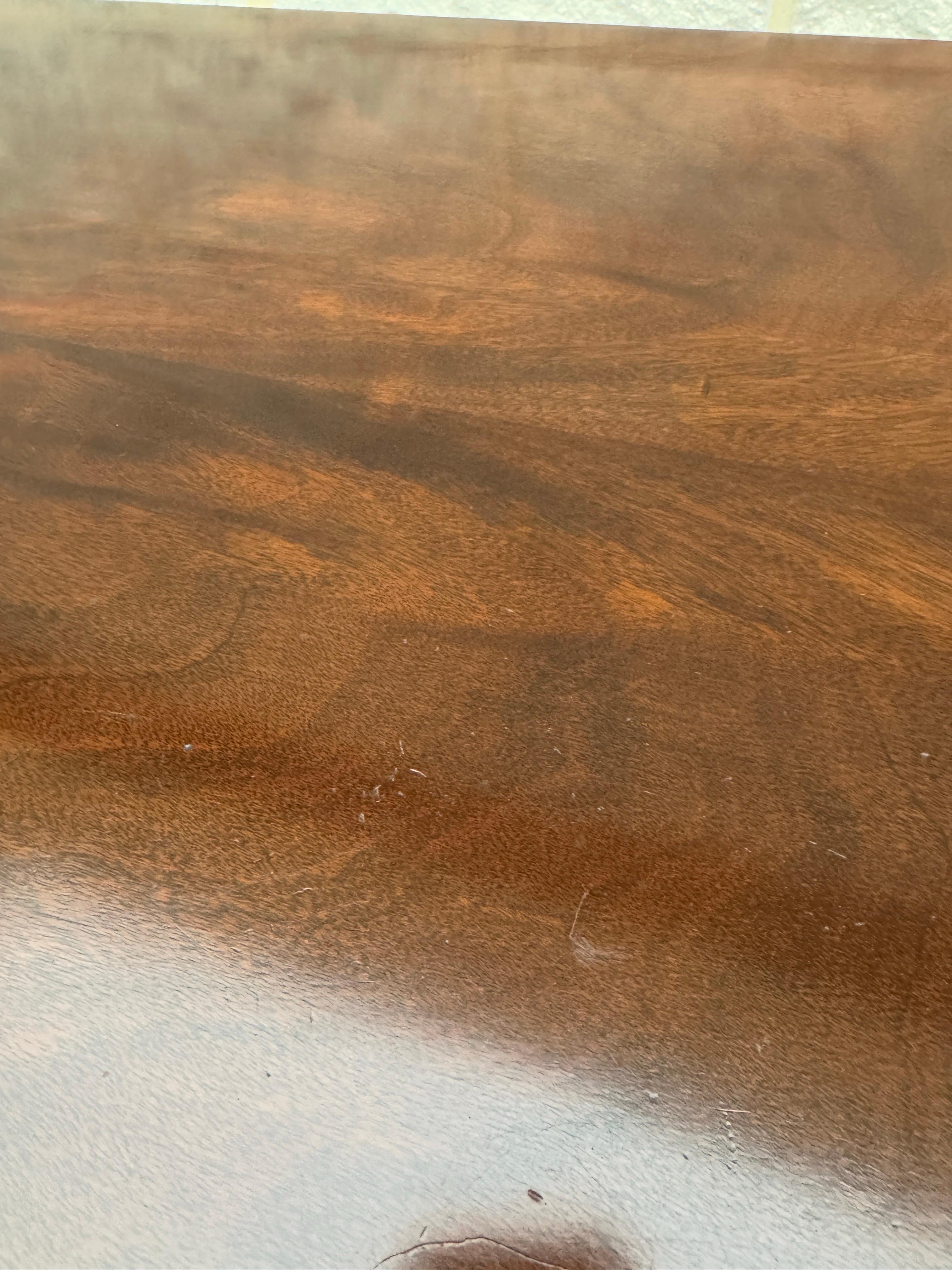 Großes Vintage-Sideboard aus Mahagoni im Federal-Stil im Vintage-Stil mit konisch zulaufenden Beinen im Angebot 1