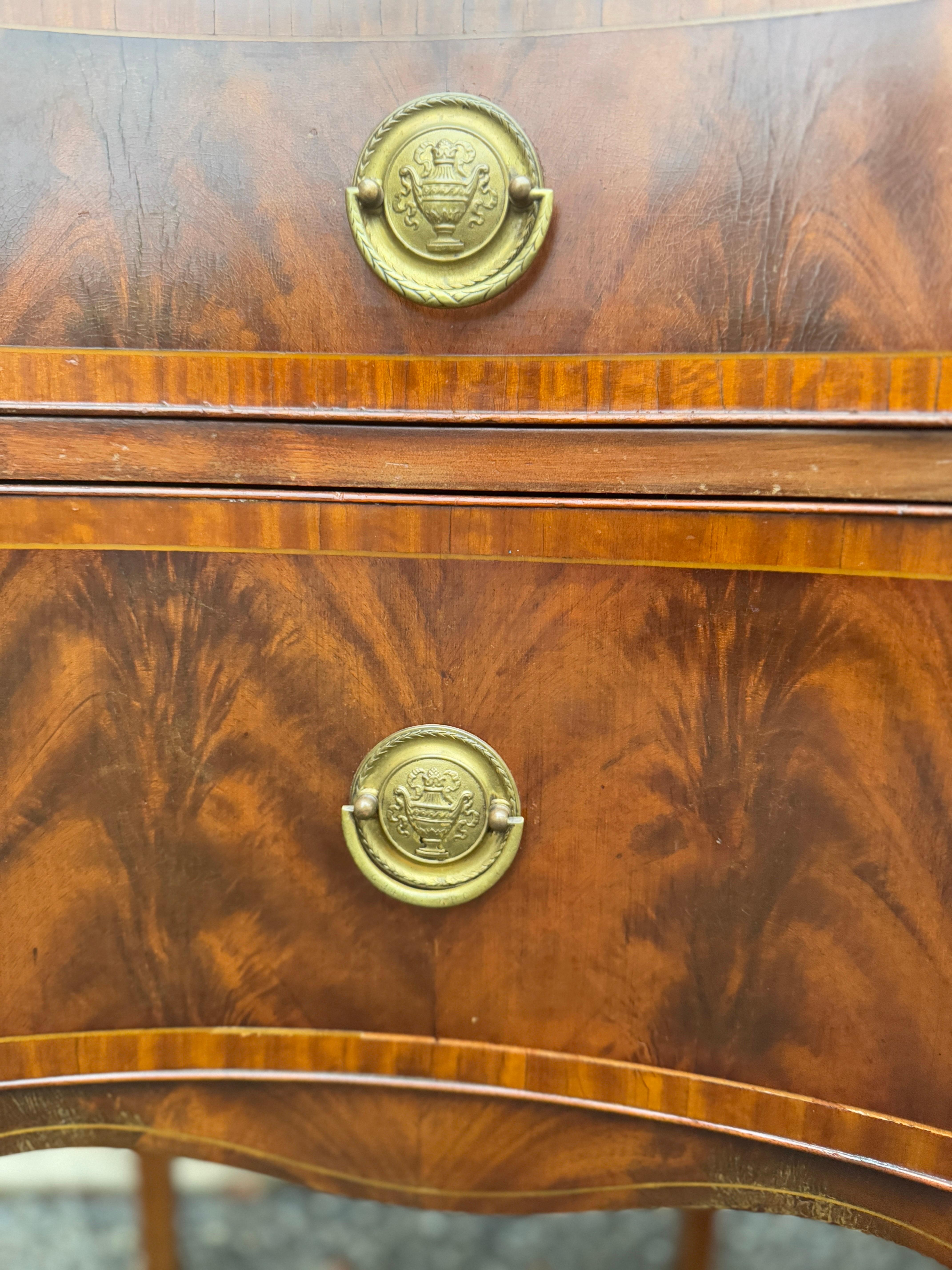 Großes Vintage-Sideboard aus Mahagoni im Federal-Stil im Vintage-Stil mit konisch zulaufenden Beinen im Angebot 3