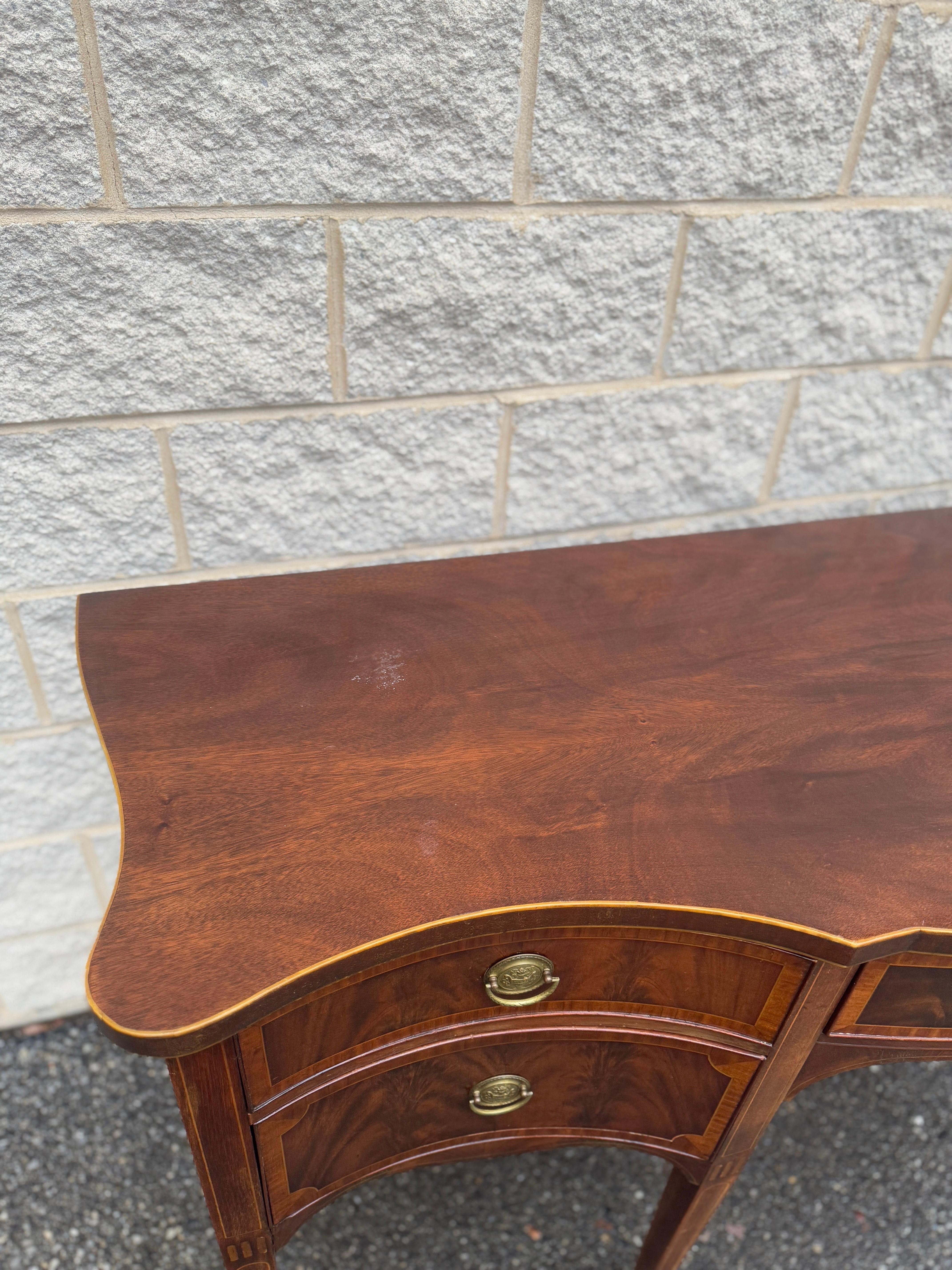 Großes Vintage-Sideboard aus Mahagoni im Federal-Stil im Vintage-Stil mit konisch zulaufenden Beinen im Angebot 4