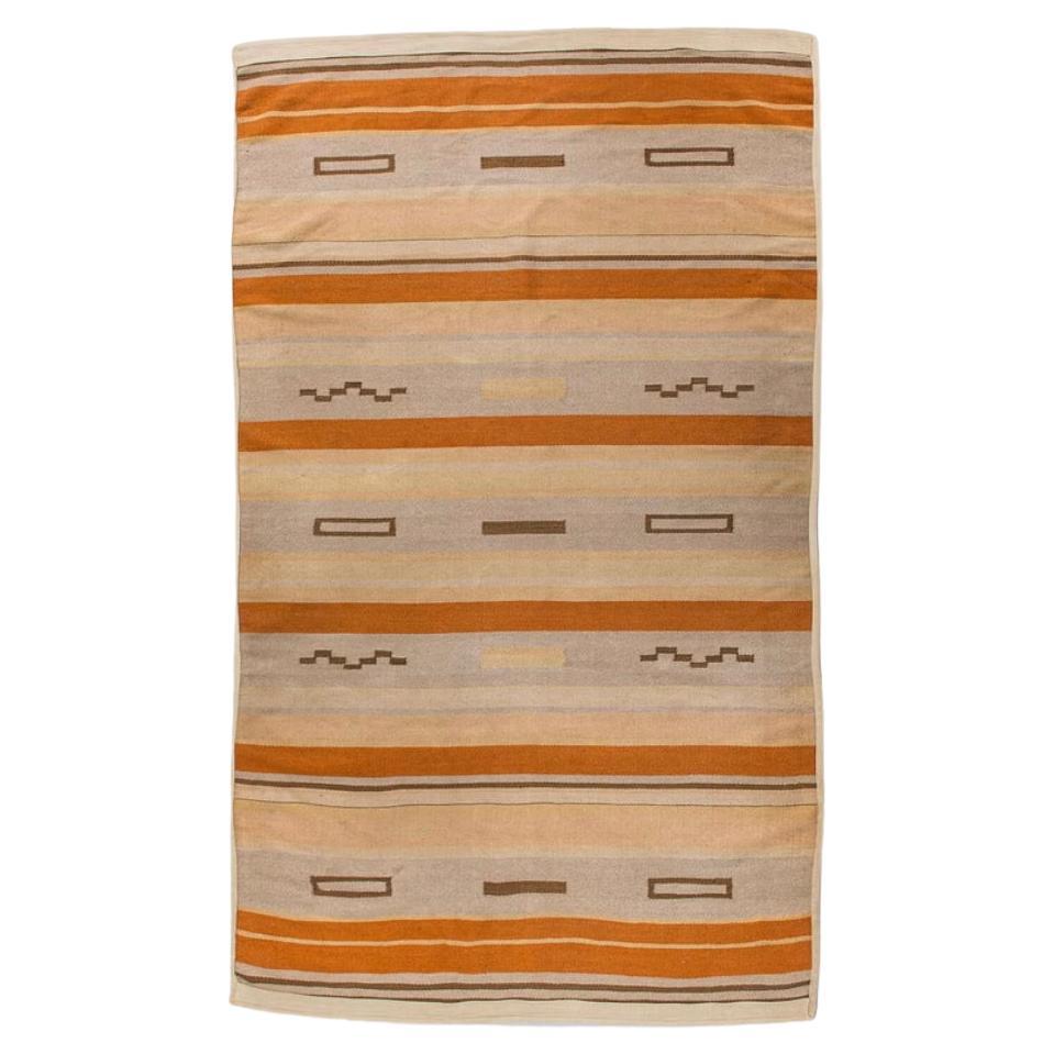 Großer finnischer Teppich mit flacher Welle im Vintage-Stil. im Angebot