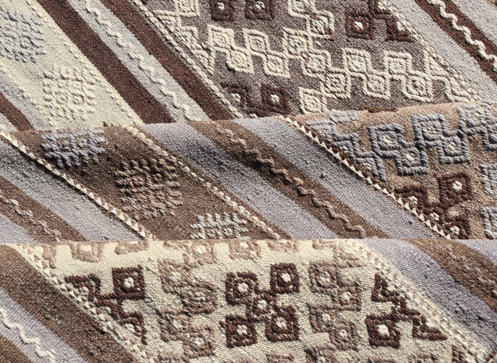 Großer flachgewebter türkischer Kelimteppich aus Wolle mit Streifenmuster im Angebot 5