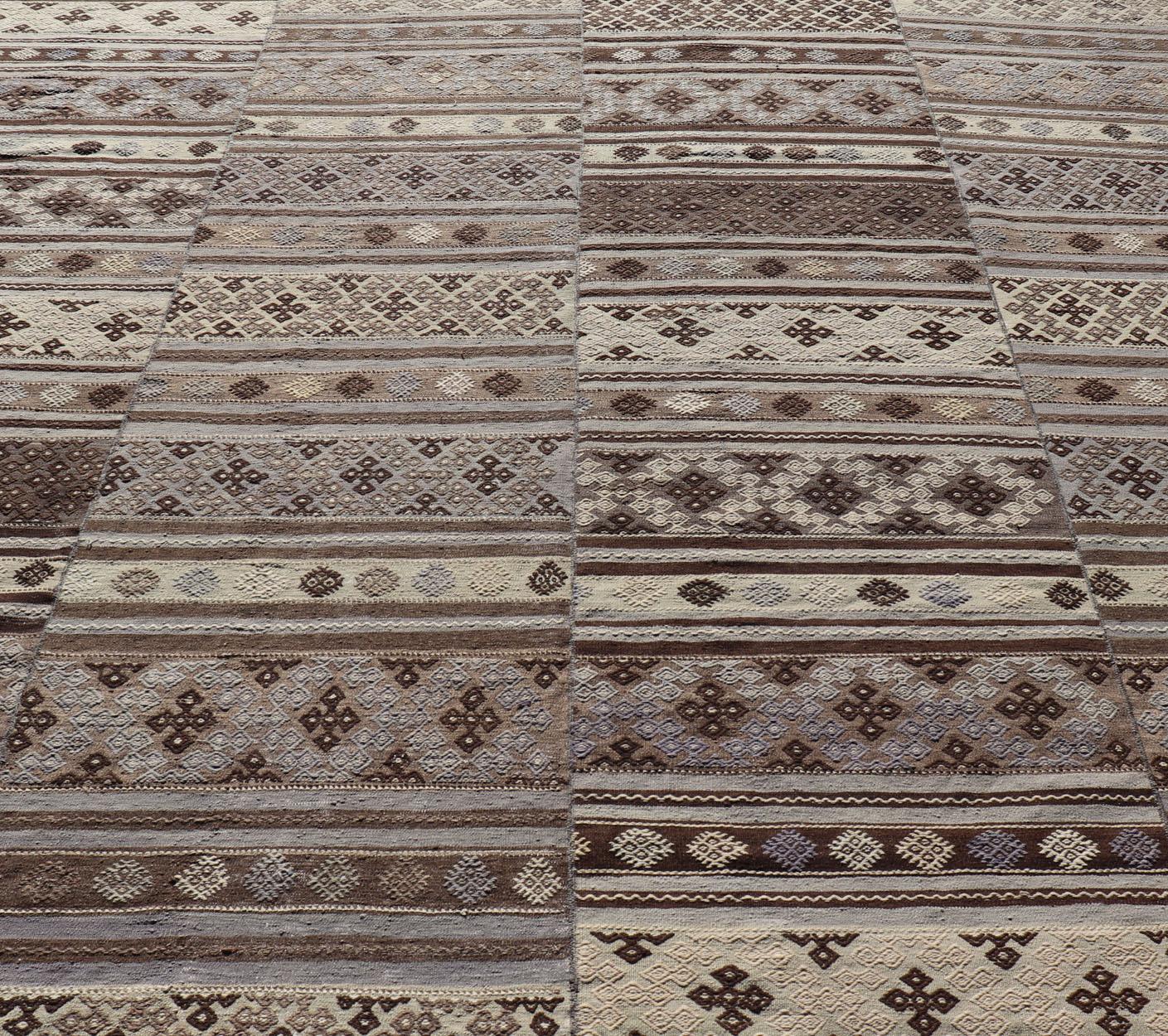 Gran alfombra cuadrada bordada vintage de tejido plano con paneles turcos   10'10 X 11'6 en venta 5