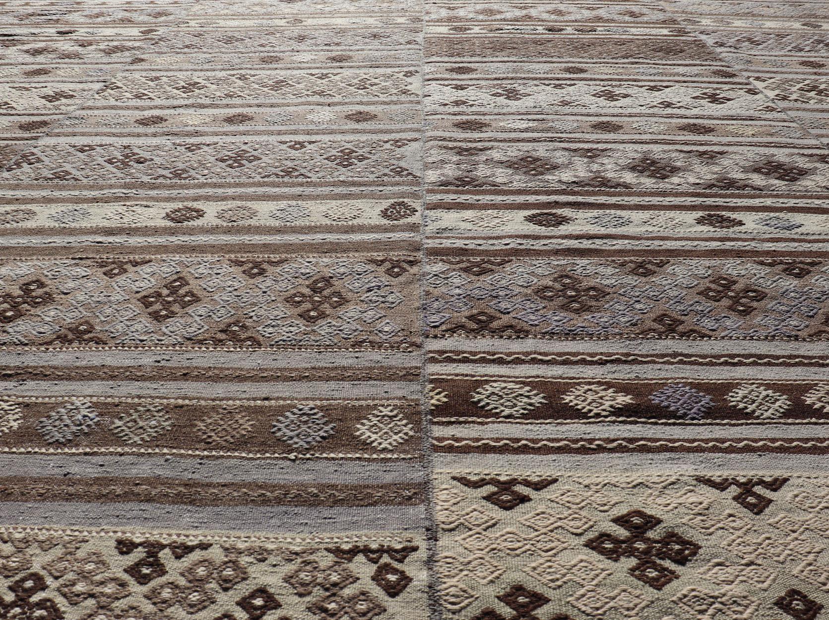 Maße: 10'10 x 11'6 
Großer flachgewebter türkischer Kilim-Teppich aus Wolle mit Streifendesign im Vintage-Stil. Keivan Woven Arts; Teppich EN-14041, Herkunftsland / Art: Türkei / Kelim, um 1950.

Dieser flachgewebte türkische Stammeskelim wurde von