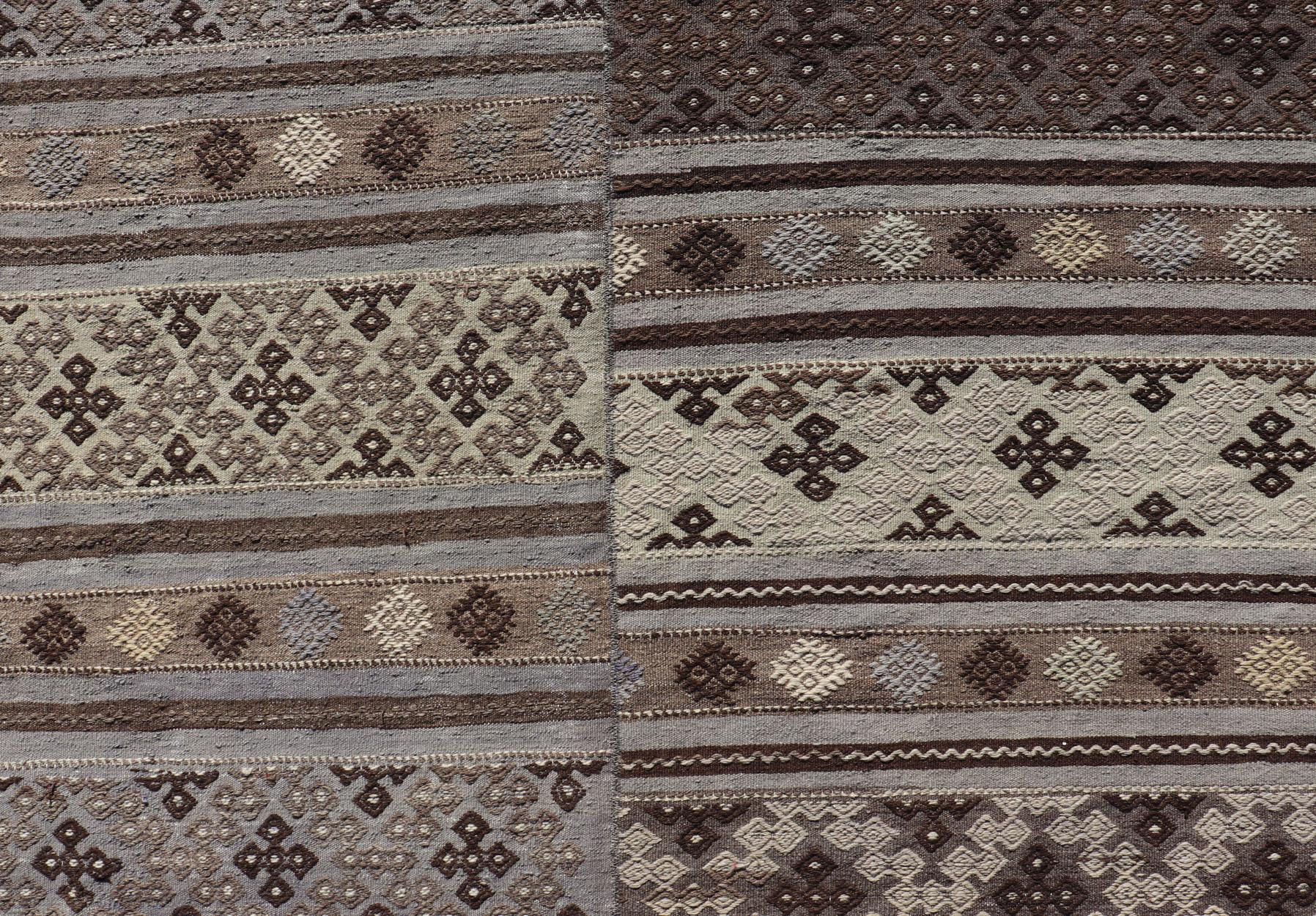 Großer flachgewebter türkischer Kelimteppich aus Wolle mit Streifenmuster (Türkisch) im Angebot