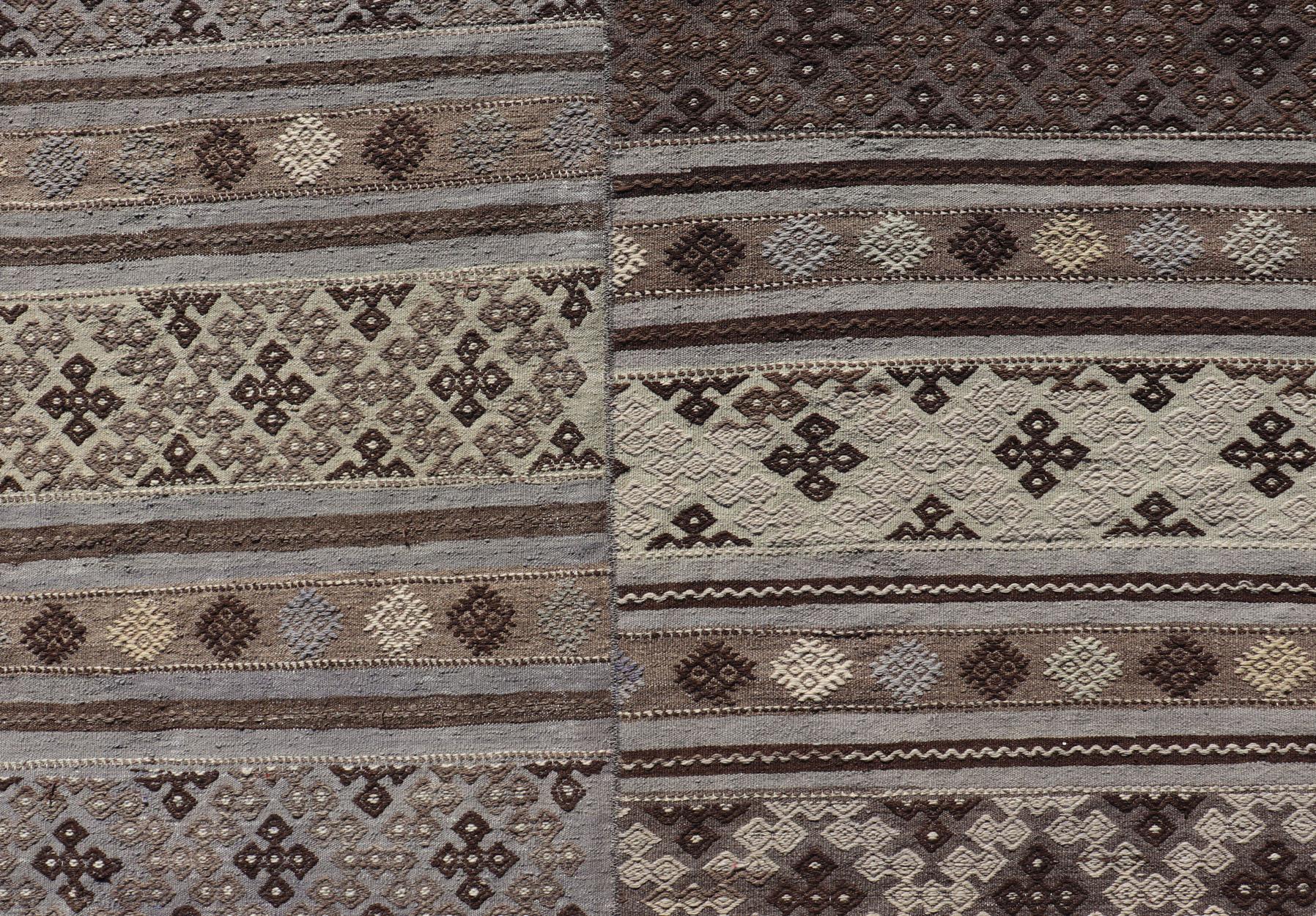 Gran alfombra cuadrada bordada vintage de tejido plano con paneles turcos   10'10 X 11'6 Kilim en venta