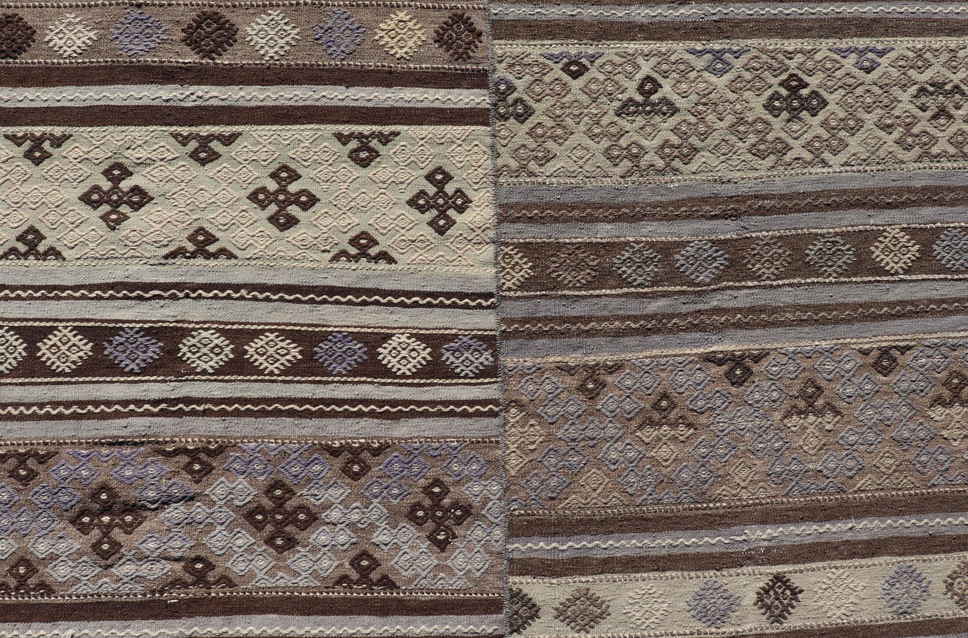 Großer flachgewebter türkischer Kelimteppich aus Wolle mit Streifenmuster (Handgewebt) im Angebot