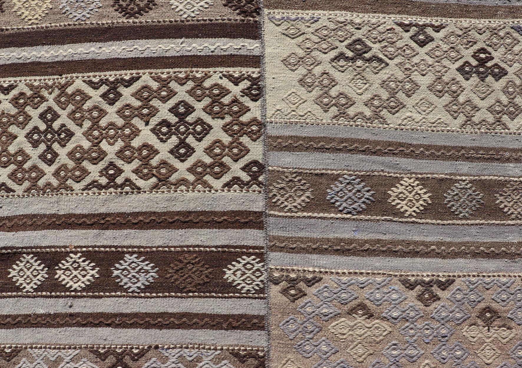 Gran alfombra cuadrada bordada vintage de tejido plano con paneles turcos   10'10 X 11'6 Tejido a mano en venta