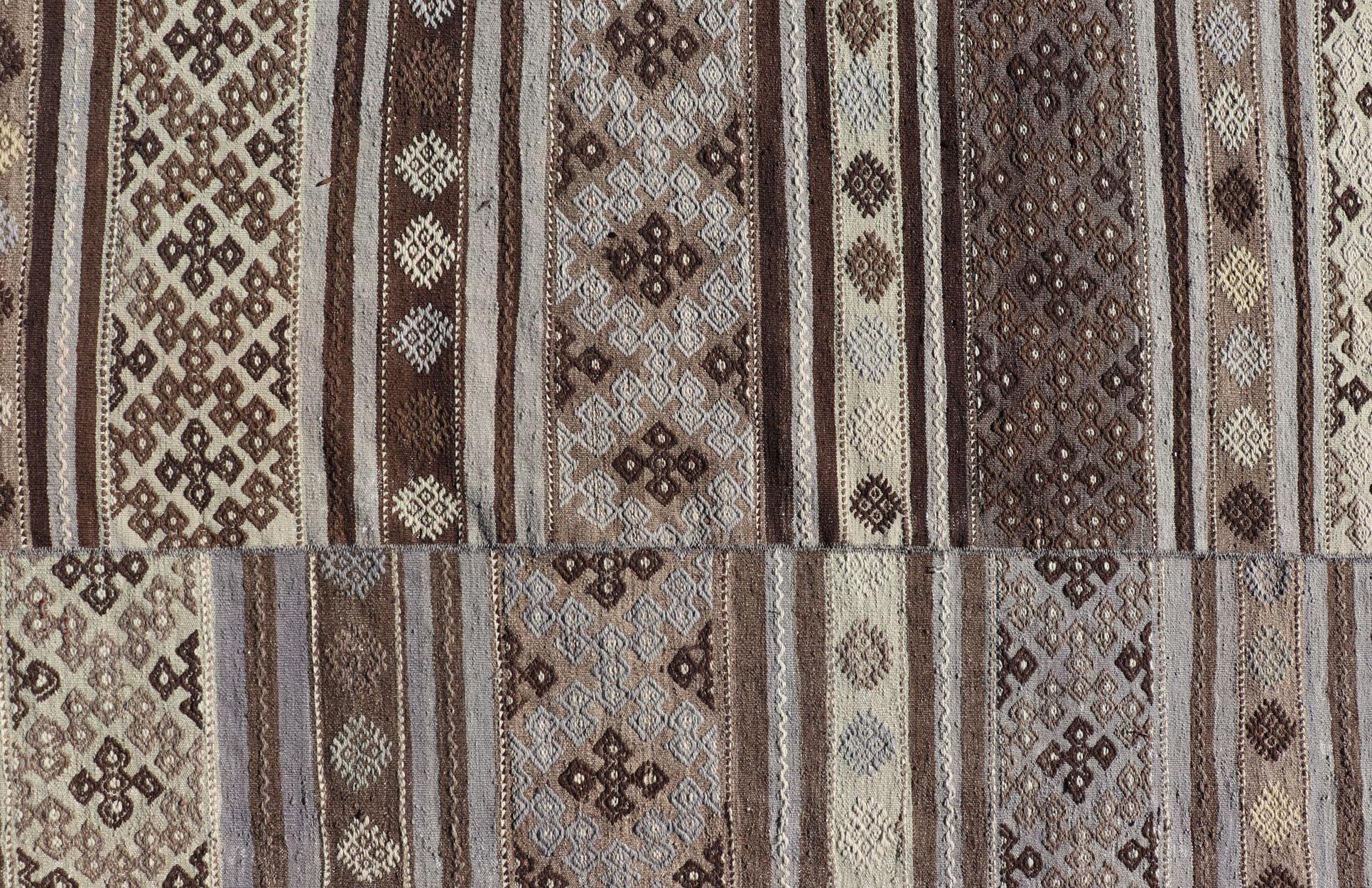 Großer flachgewebter türkischer Kelimteppich aus Wolle mit Streifenmuster (20. Jahrhundert) im Angebot