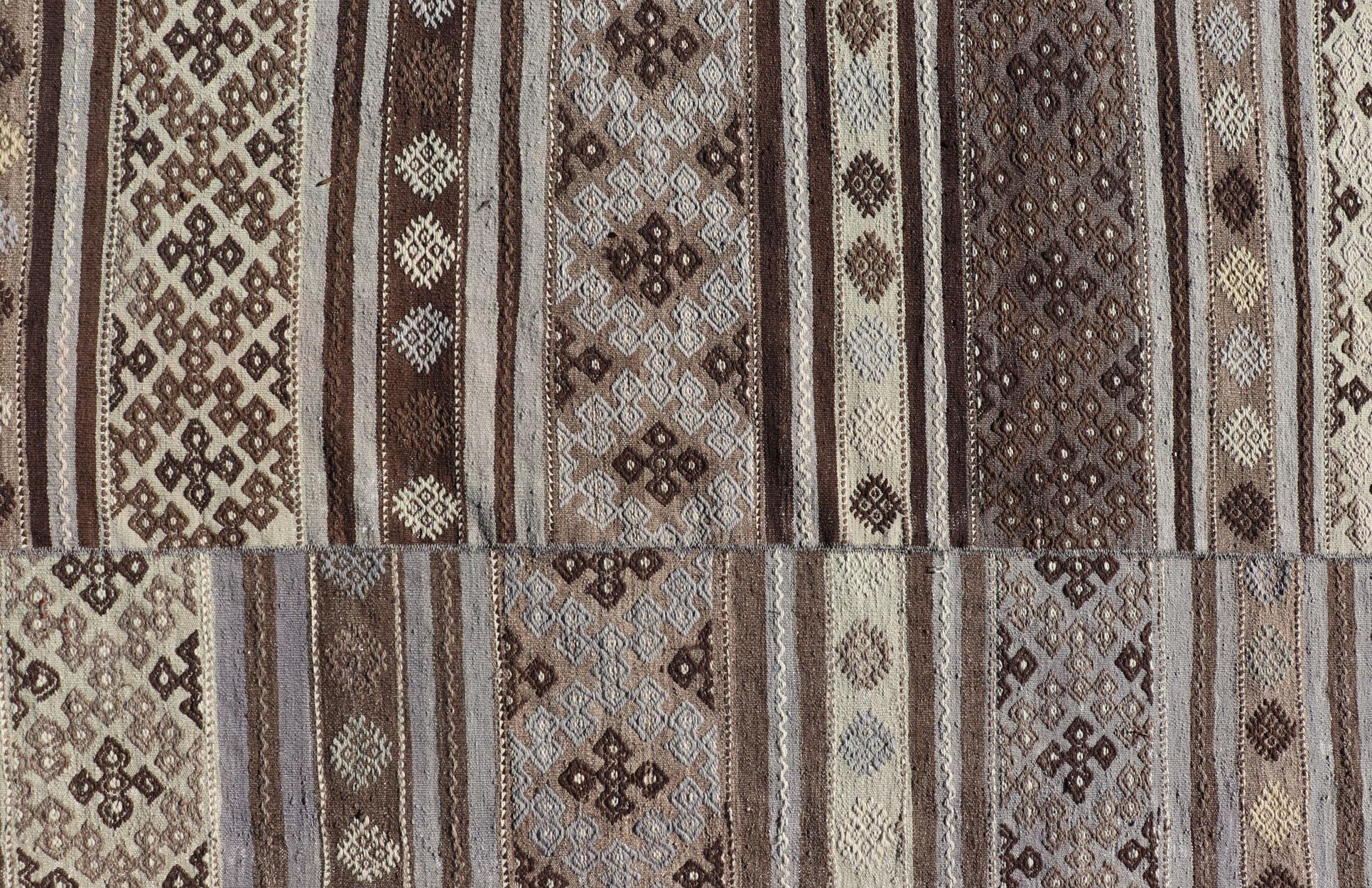 Gran alfombra cuadrada bordada vintage de tejido plano con paneles turcos   10'10 X 11'6 en Excelente estado para la venta en Atlanta, GA