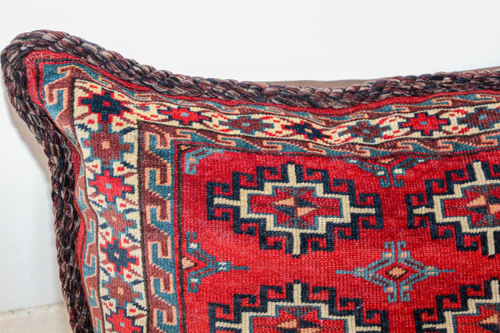 Large Vintage Floor Pillow Handwoven Rug Lumbar Pillow, Turkmen Torba.
Handgefertigte Stammestasche aus Sattelkorn, diese große ethnische Kamelkorntasche wurde in ein großes Boden- oder Lendenkissen umgewandelt.
Dieser Stammes-Textilteppich hat ein