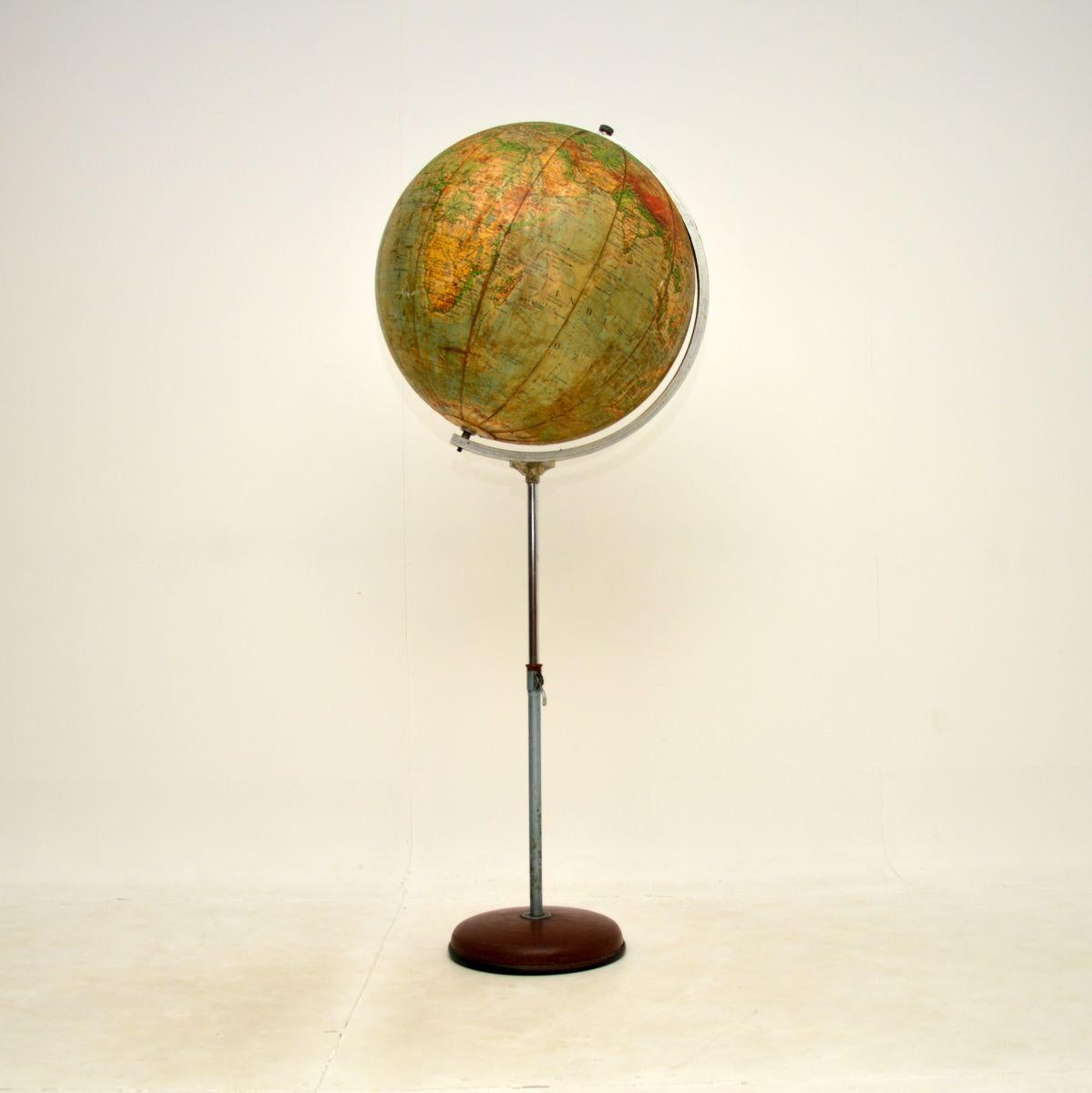 Un meraviglioso mappamondo vintage di grandi dimensioni da terra, prodotto in Germania e risalente agli anni '60.

Si tratta di un oggetto davvero impressionante e insolito, dotato di un supporto regolabile che permette di alzare e abbassare