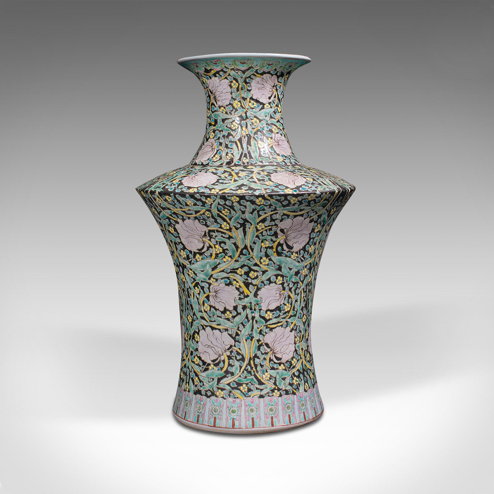 Dies ist eine große Vintage-Blumenvase. Dekorative Urne aus orientalischer Keramik, aus der Zeit des späten Art déco, um 1950. 

Mit auffälligen Proportionen und kühnen Formen
Zeigt durchgehend eine wünschenswerte gealterte Patina
Enthusiastisch