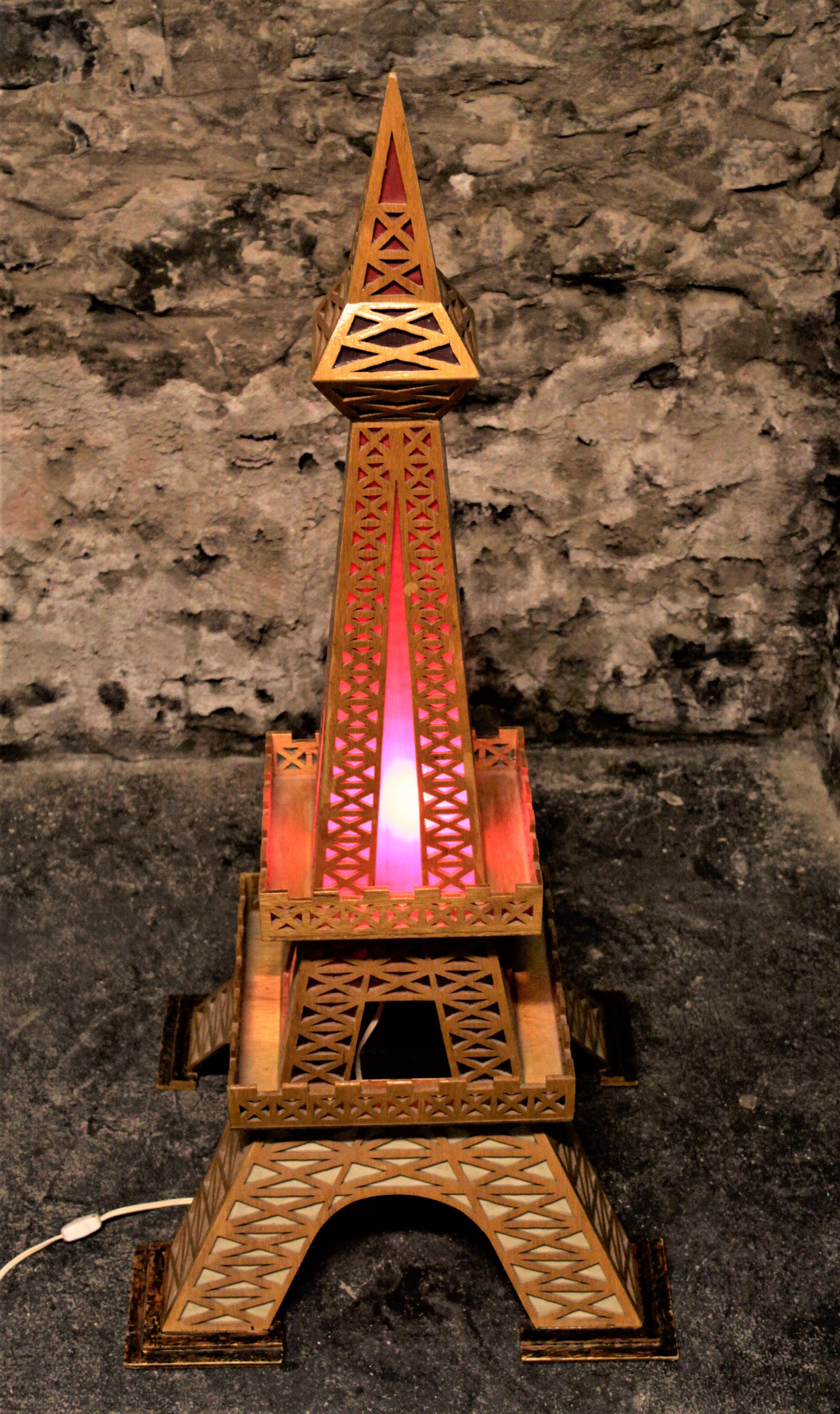 Bois tendre Grande lampe d'appoint Tour Eiffel d'art populaire Vintage en vente