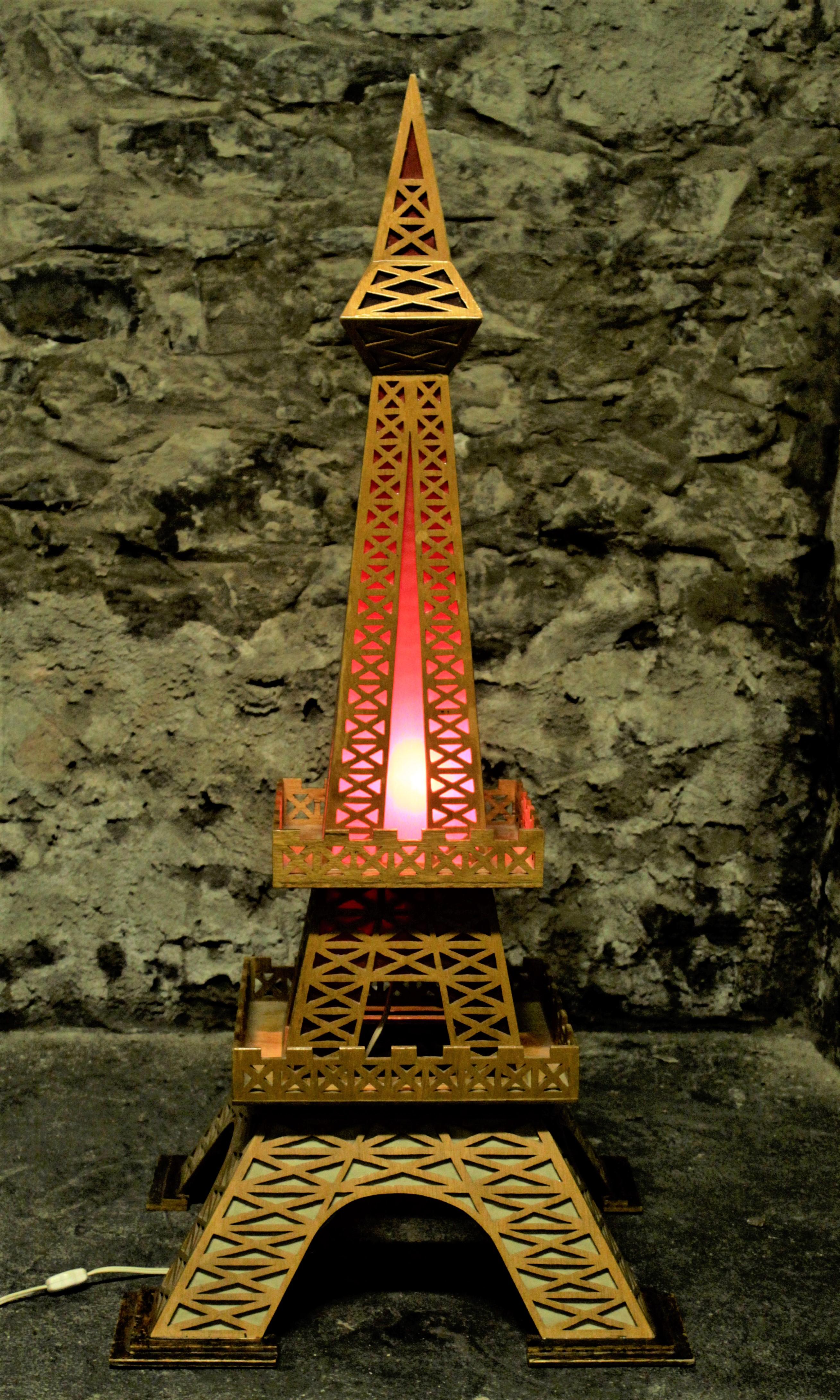 Artisanat Grande lampe d'appoint Tour Eiffel d'art populaire Vintage en vente