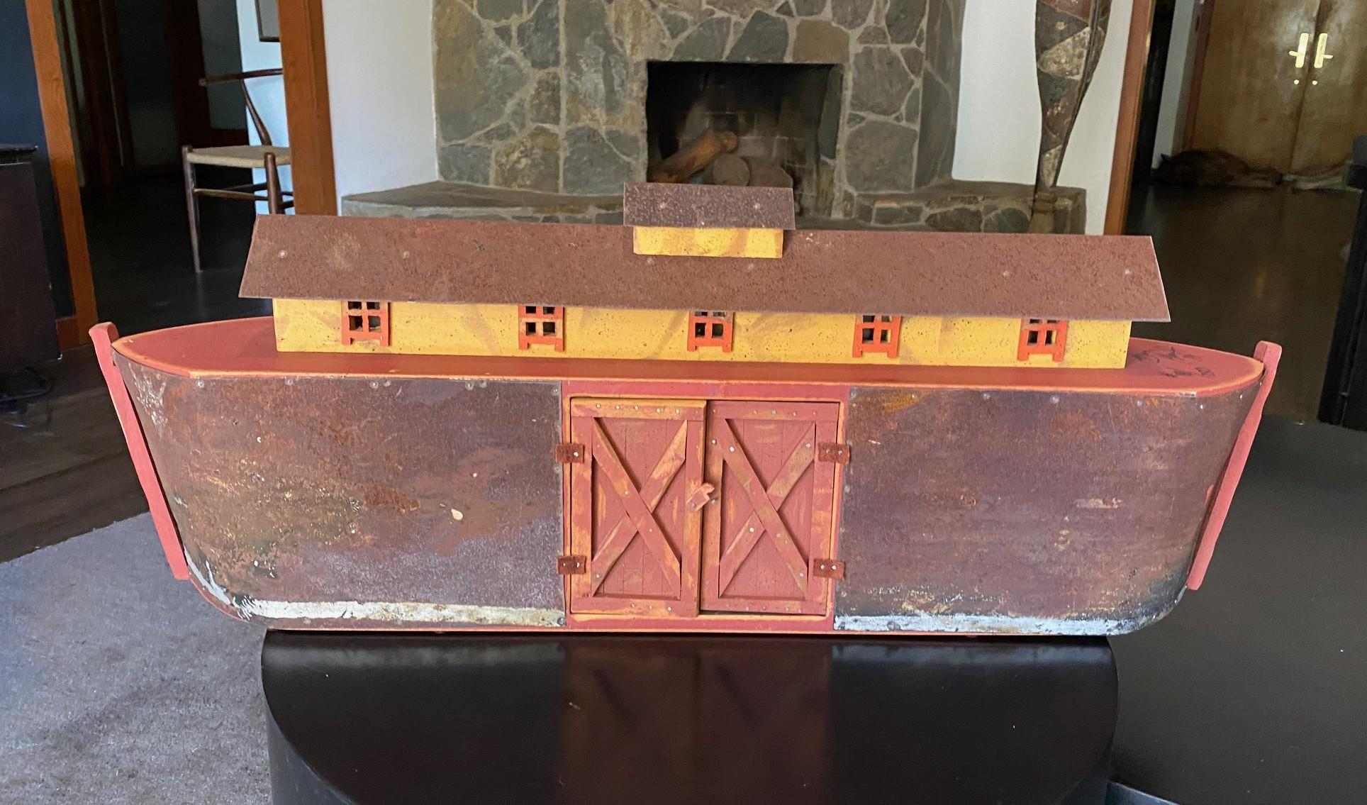 Una scultura/giocattolo/giocattolo dell'Arca di Noè di grandi dimensioni, splendidamente realizzata e progettata, con 11 coppie di animali e la figura di Noè.  Ogni pezzo è intagliato a mano nel legno e dipinto a mano.  Gli animali includono