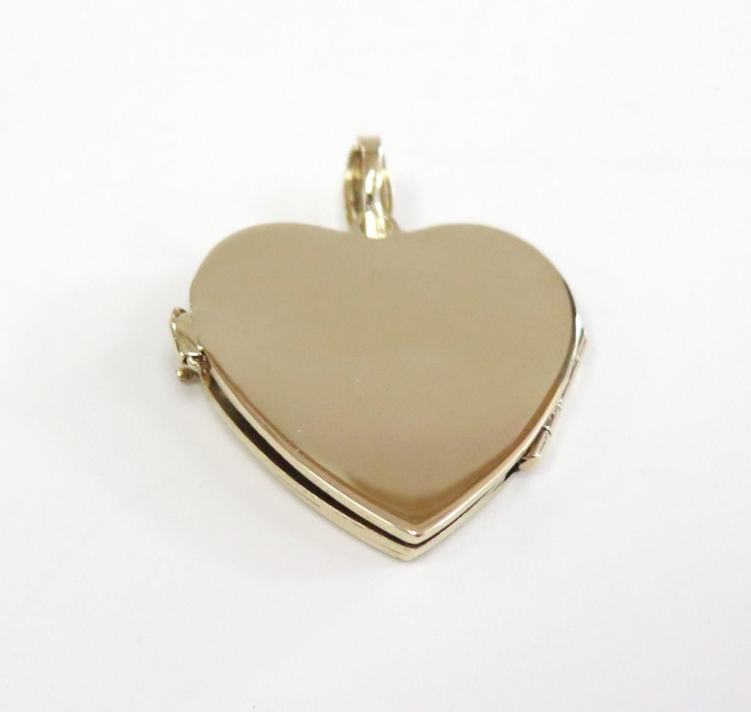 Large Vintage Four Photo Heart Shaped Locket, 14 Karat Yellow Gold In Excellent Condition In Bellmore, NY