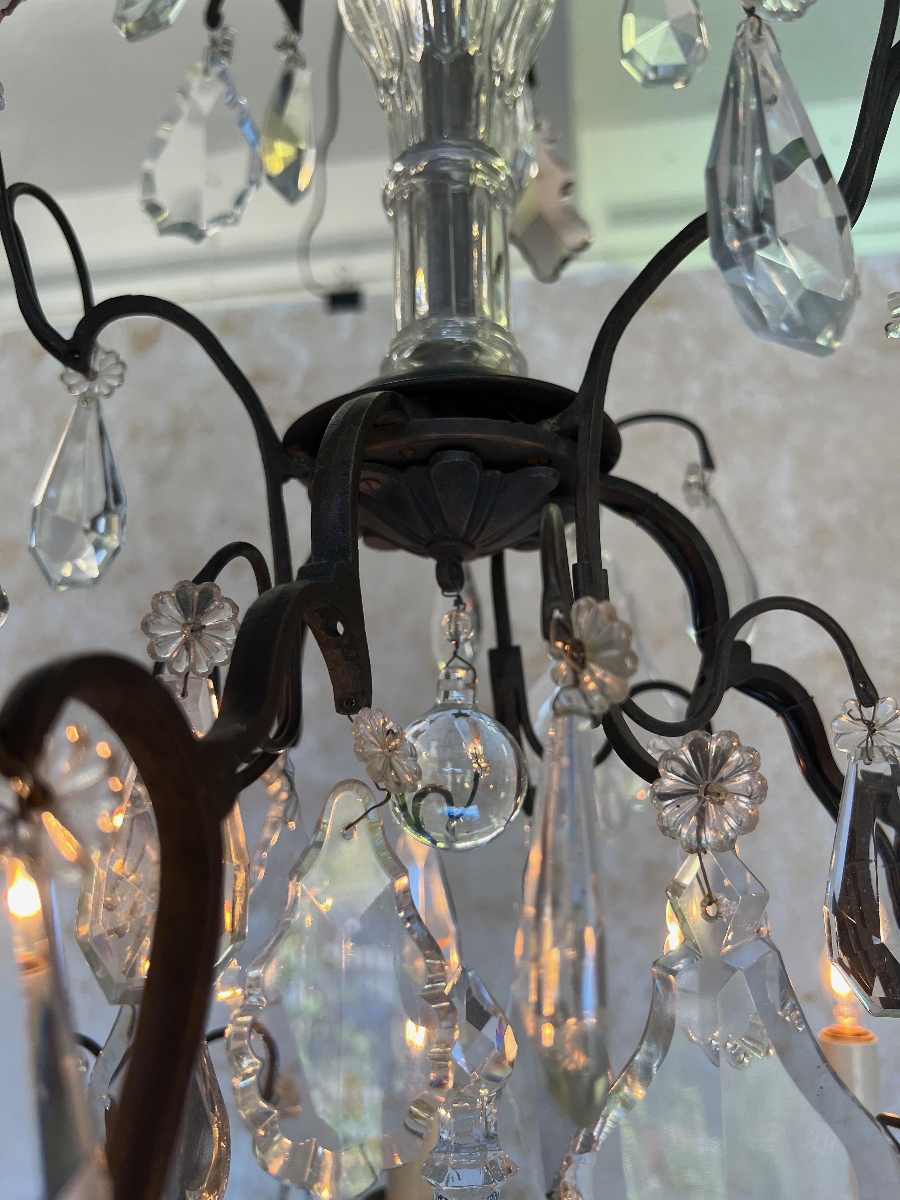 Gran araña de cristal francesa vintage de los años 20 con seis luces en venta 3