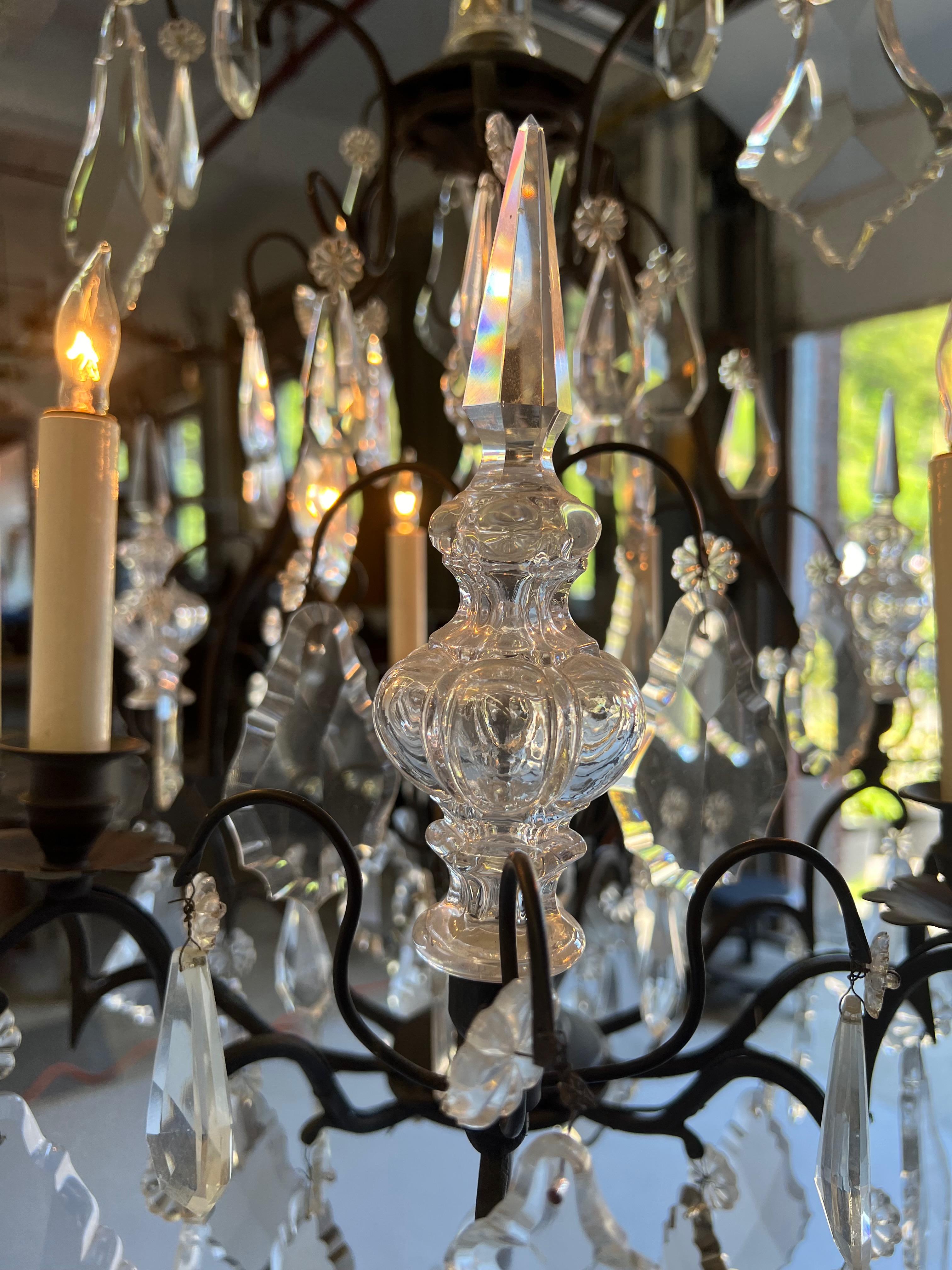 Gran araña de cristal francesa vintage de los años 20 con seis luces en venta 4