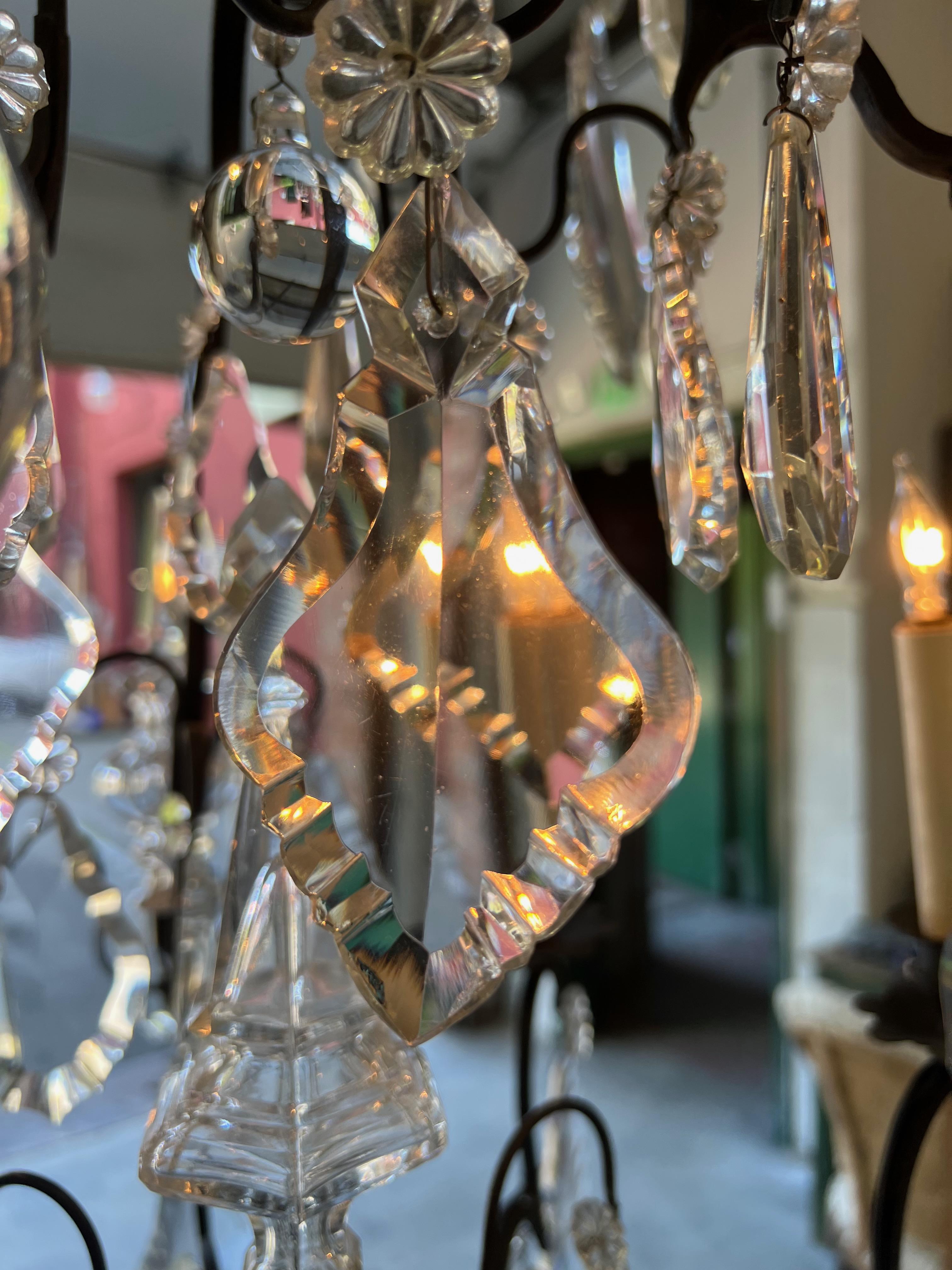 Gran araña de cristal francesa vintage de los años 20 con seis luces en venta 5