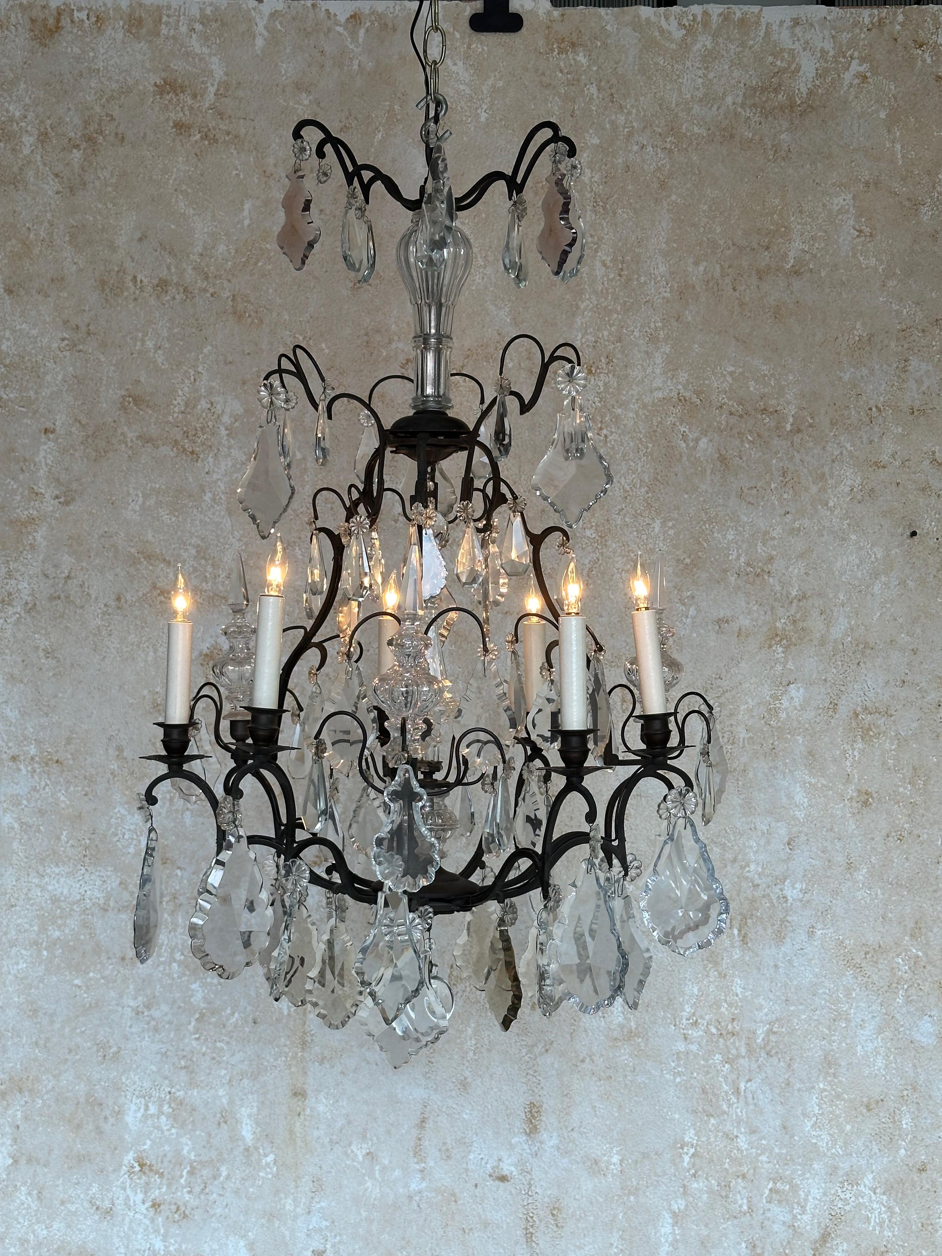 Gran araña de cristal francesa vintage de los años 20 con seis luces en venta 6