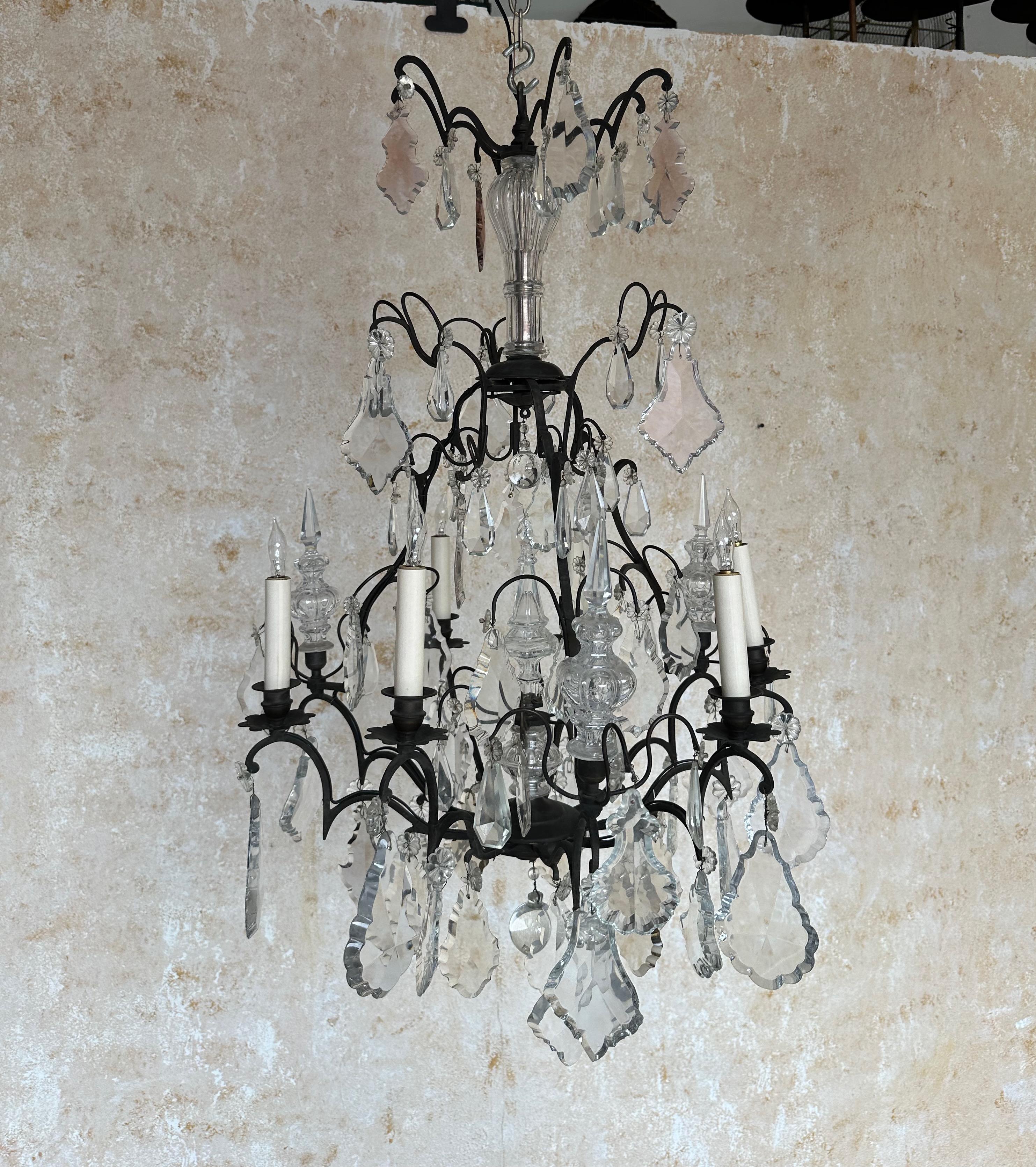 Esta gran araña francesa de seis luces de los años 20 tiene componentes de cristal y vidrio tallados, que refractan la luz maravillosamente. La rica pátina es original y se ha recableado para garantizar la seguridad y la longevidad, conservando su