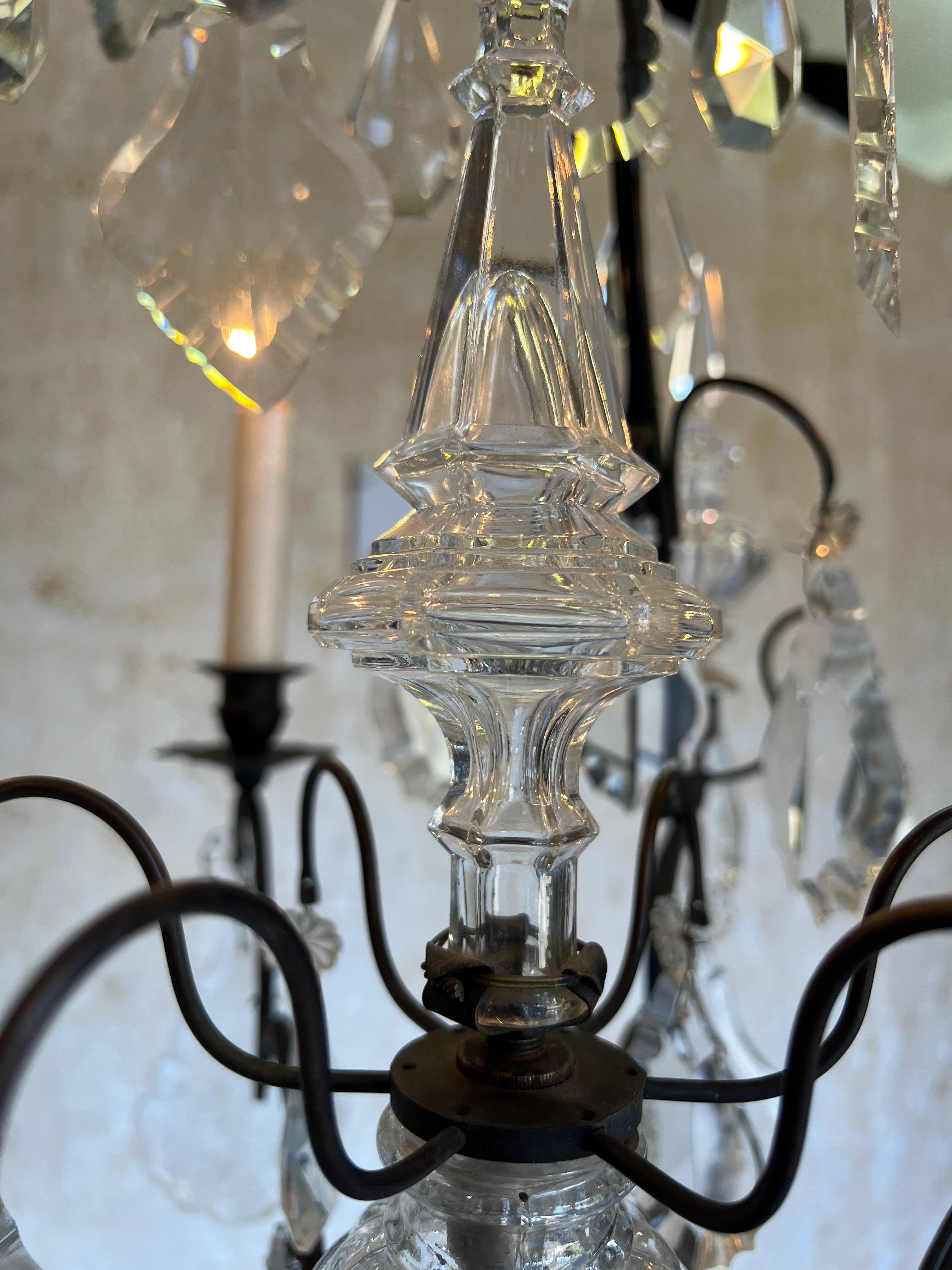 Gran araña de cristal francesa vintage de los años 20 con seis luces en venta 2