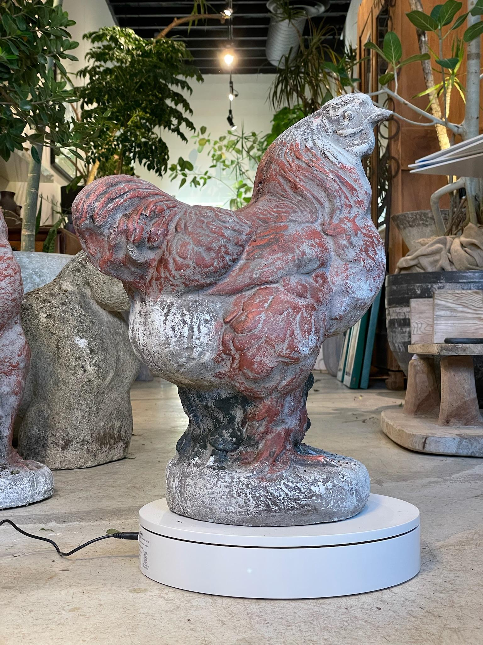 Questa grande scultura di gallina francese in cemento vintage dona un fascino rustico e un calore pastorale a qualsiasi giardino o cortile. Splendidamente modellato in calcestruzzo massiccio, il pezzo raffigura una gallina corposa che si erge