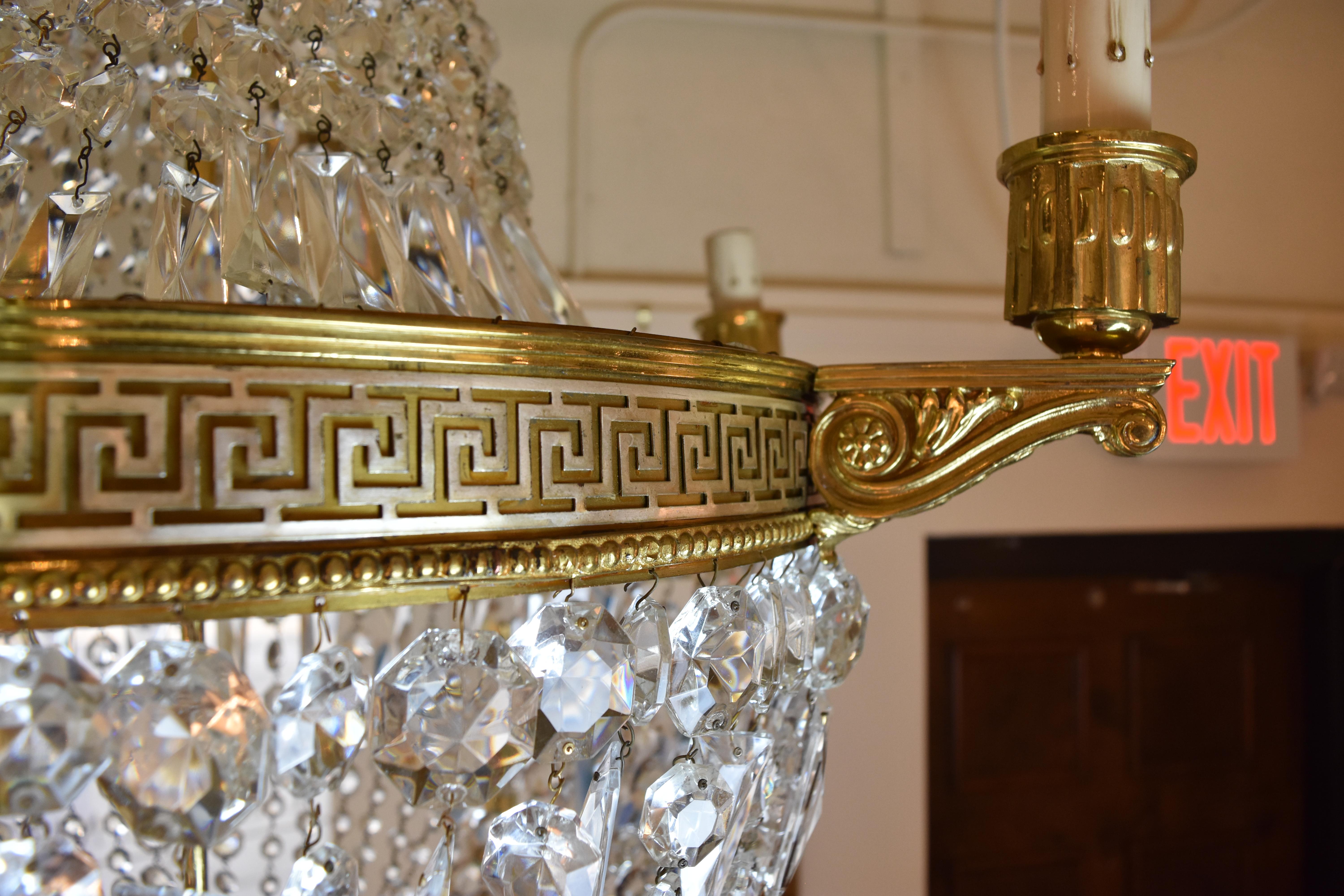 Großer französischer Schlüssel-Kronleuchter aus Kristall und Bronze im Vintage-Stil (20. Jahrhundert)