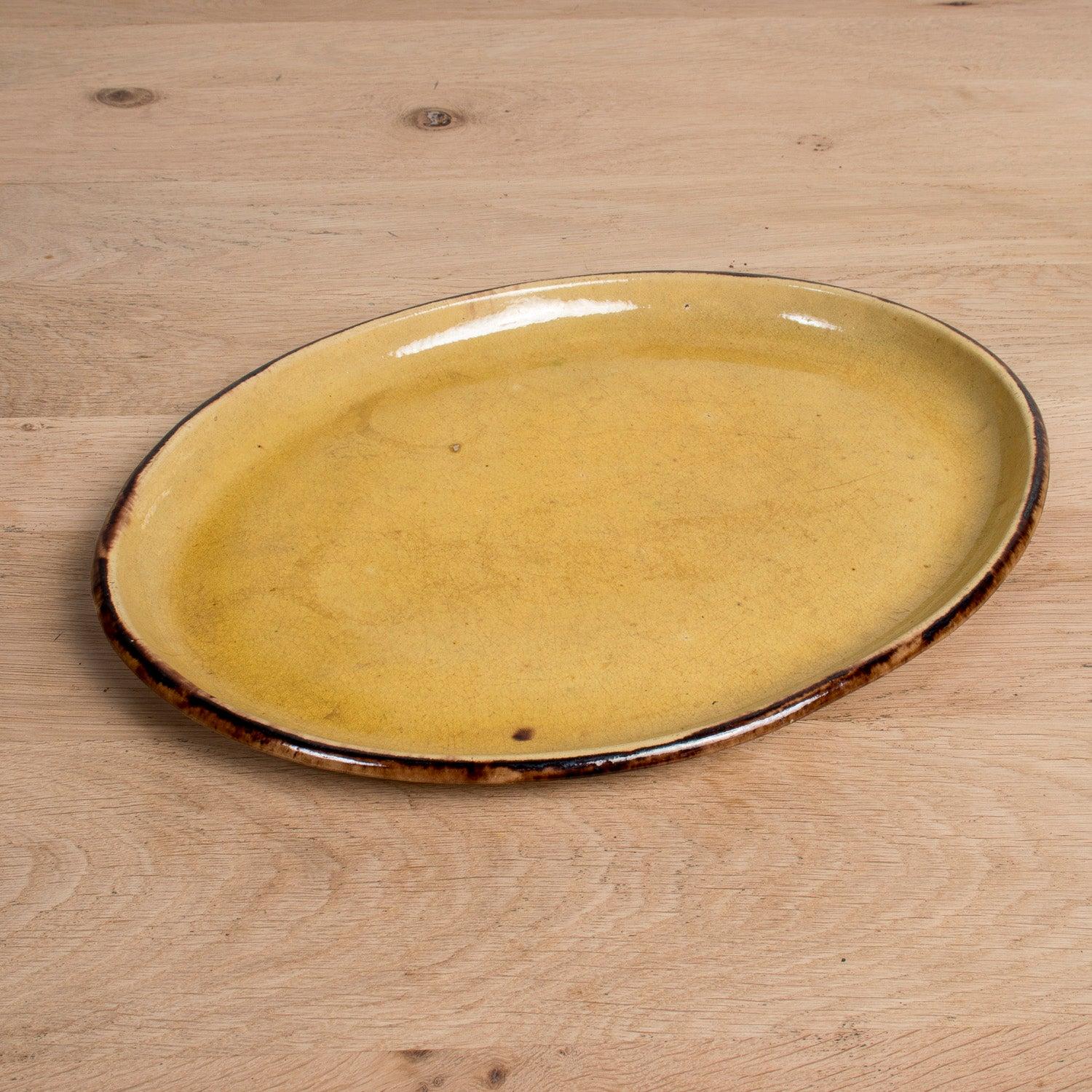 Grande piatto ovale smaltato francese Dieulefit Provencal Yellowware d'epoca In condizioni buone in vendita a Birmingham, AL